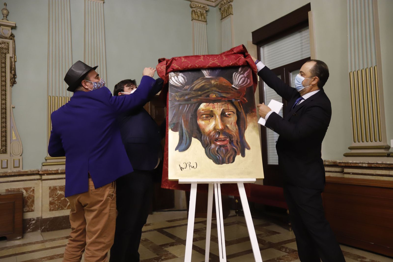 El alcalde, el hermano mayor del Calvario y el autor descubren el cartel del 50 aniversario de la Hermandad.