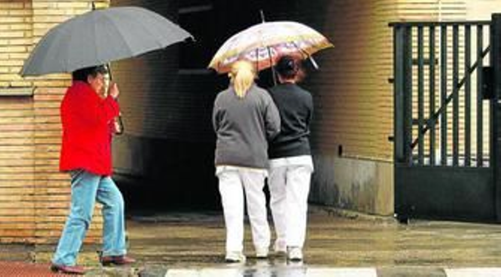 Dos enfermeras acceden a un centro hospitalario.