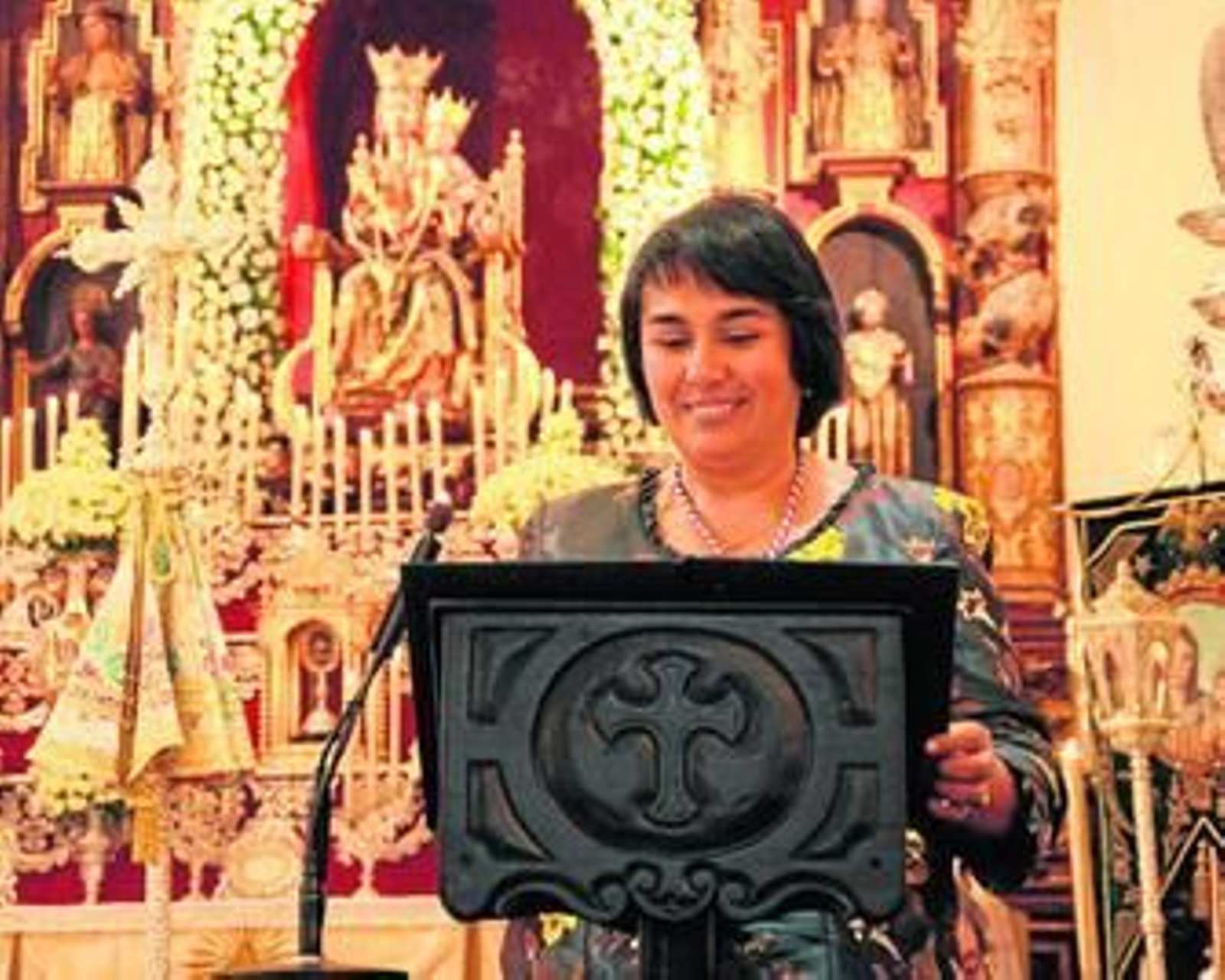 La pregonera, ante la imagen de la Virgen de la Bella.