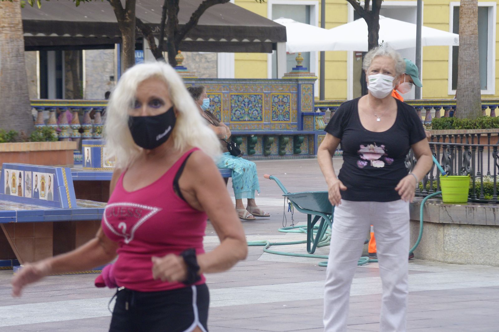 Fotos de personas mayores haciendo gimnasia en la Plaza Alta