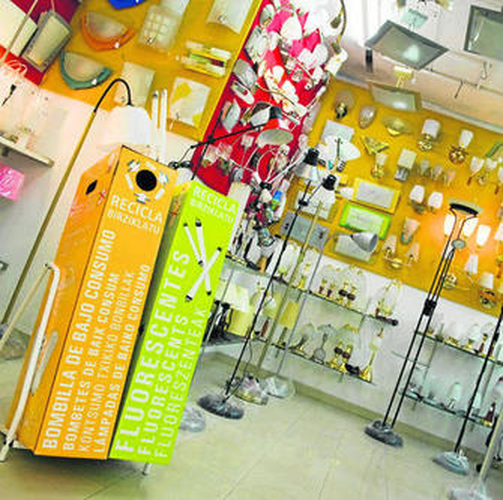 La recogida de bombillas usadas llega a los comercios