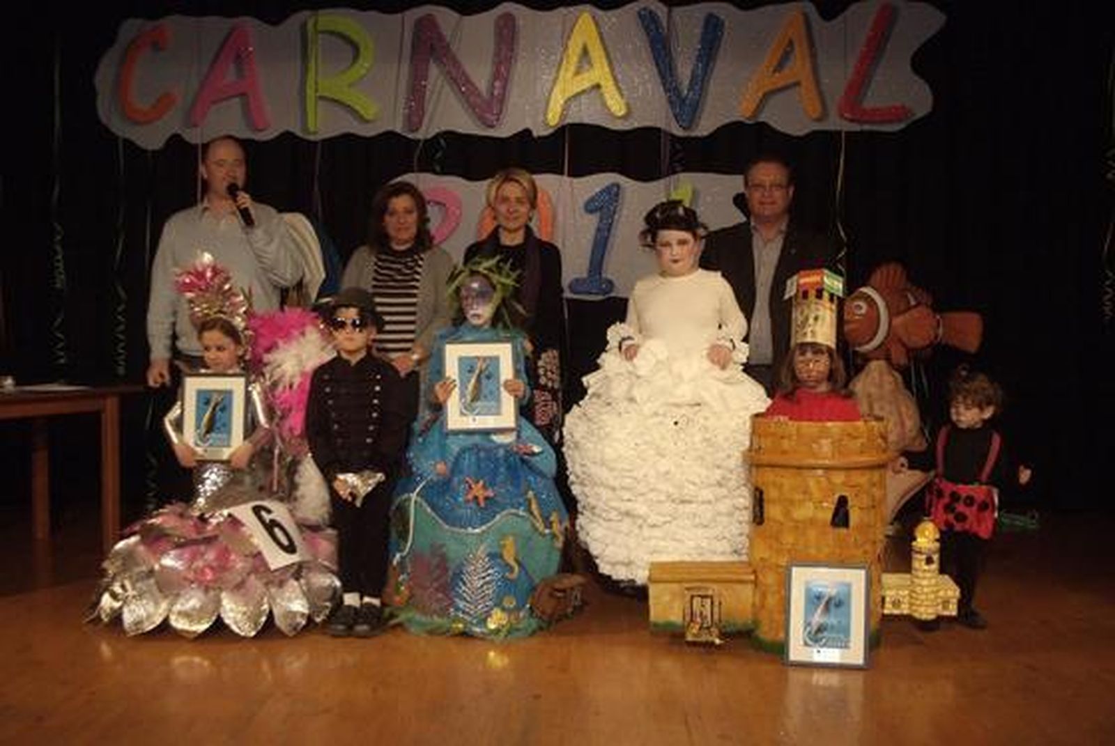 Grandes vestuarios y coplillas con mucha originalidad en el Carnaval