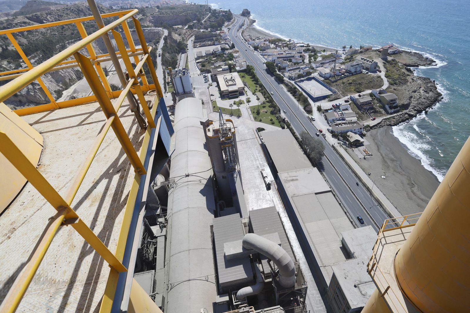 Vista parcial de la fábrica desde la torre de ciclones.