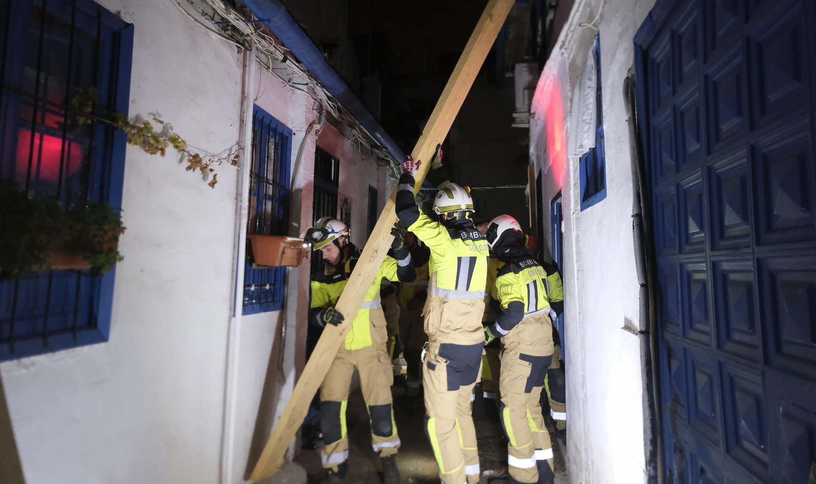 El desalojo de la casa de paso de La Lagunilla en Córdoba, en fotografías
