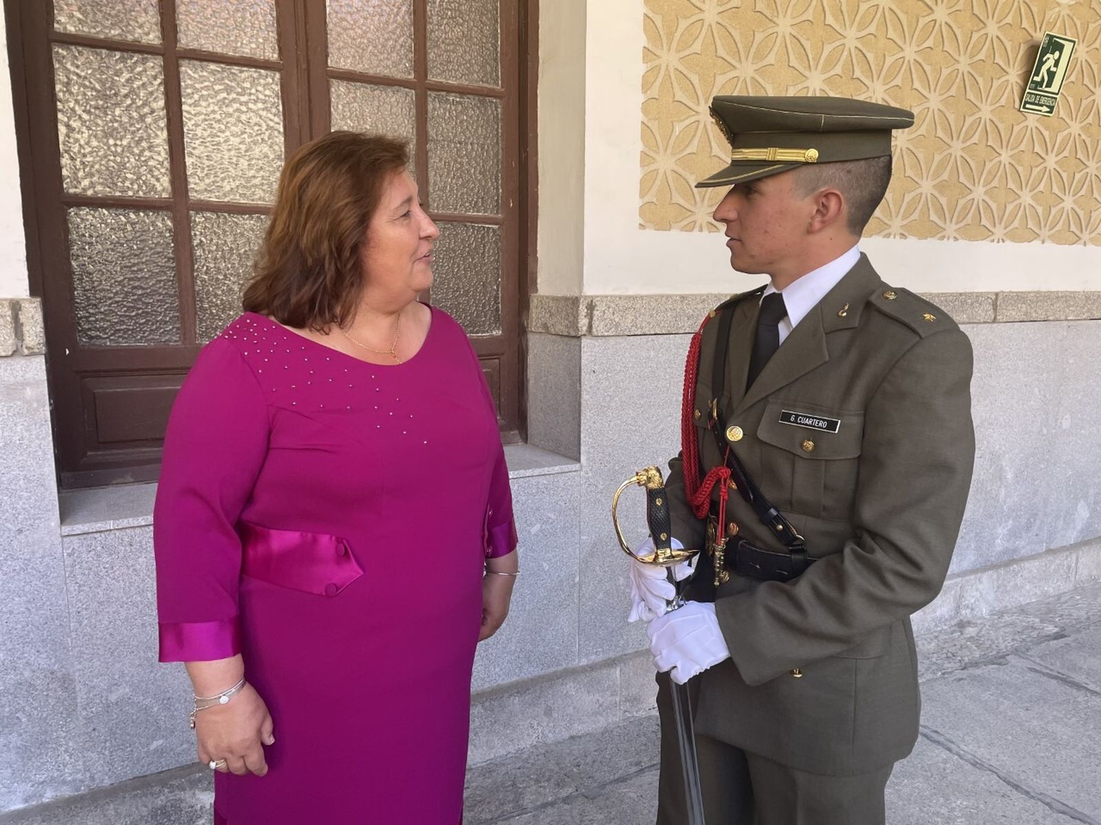 La alcaldesa de Niebla con el número uno de la 310 promoción de la Academia de Artillería de Segovia.