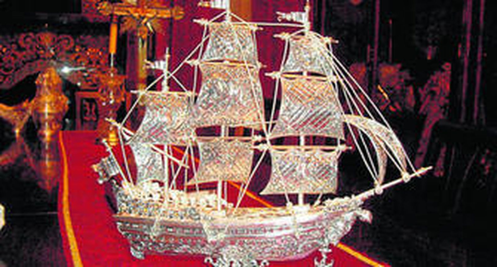 Naveta en plata de ley que la hermandad estrenará el día 15.