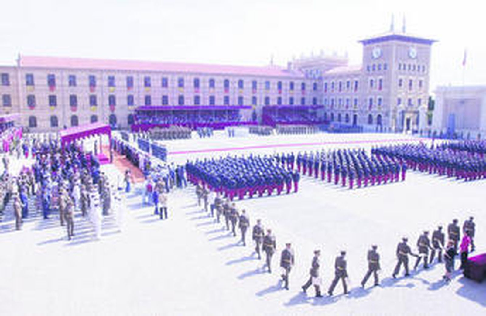 Vista del Patio de Armas de la Academia Militar de Zaragoza durante una entrega de despachos a nuevos oficiales.