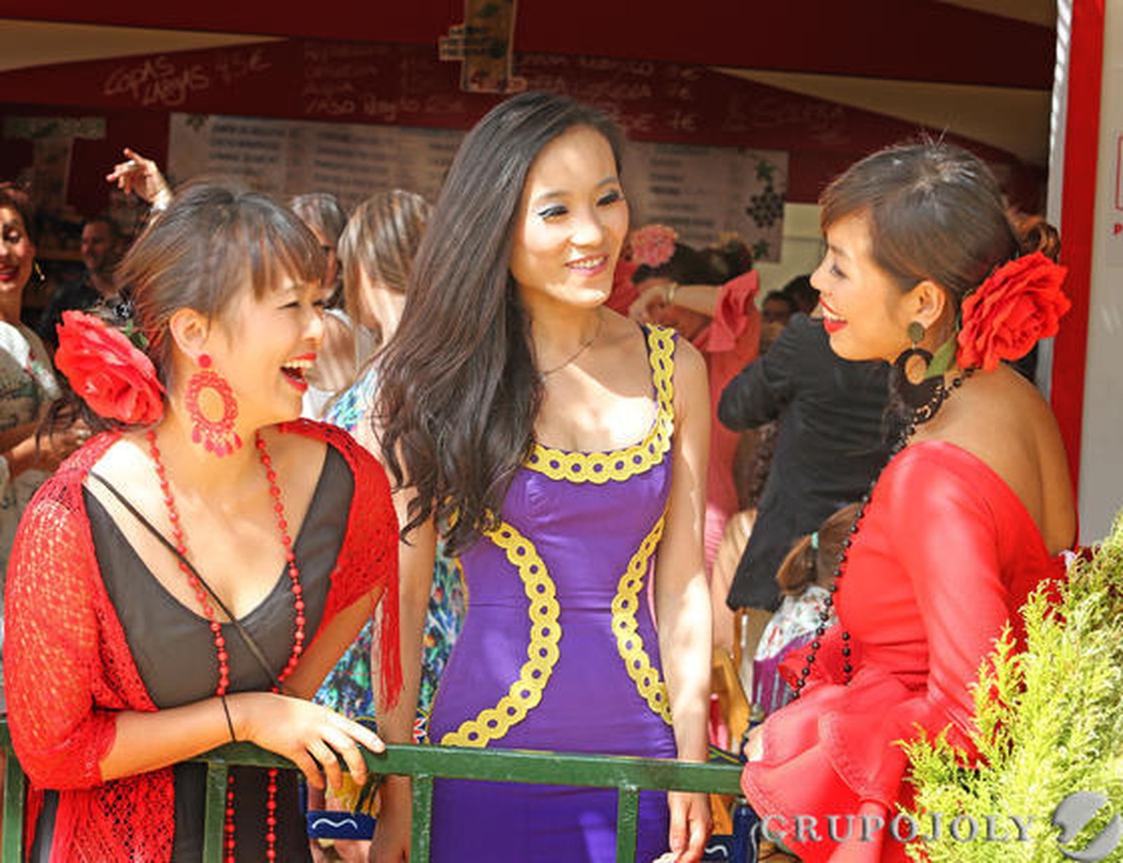 Tres chicas turistas en medio de una animada conversación en una caseta de la Feria.

Foto: Pascual