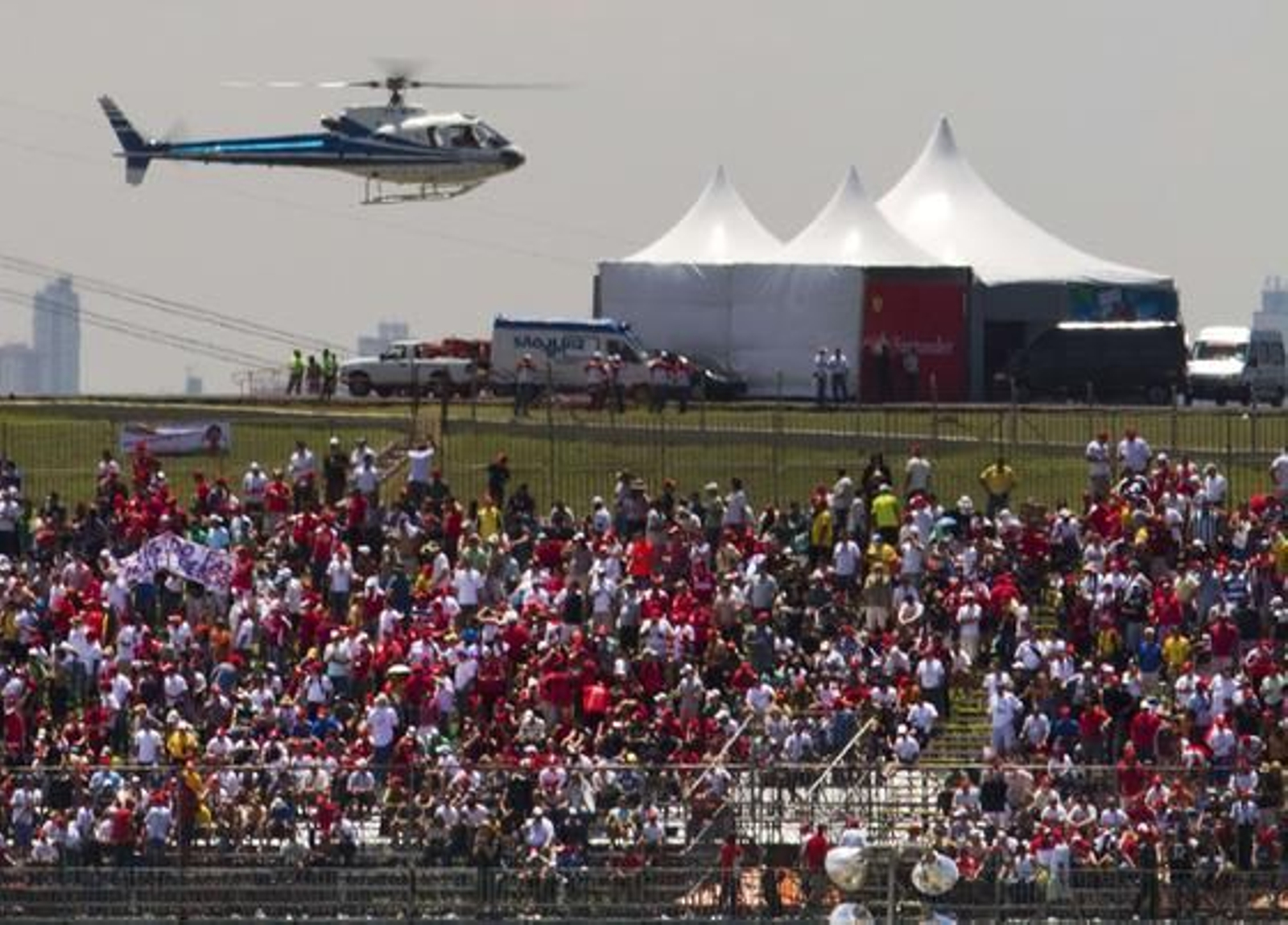 Vettel gana en Interlagos por delante de Webber y Alonso. / AFP