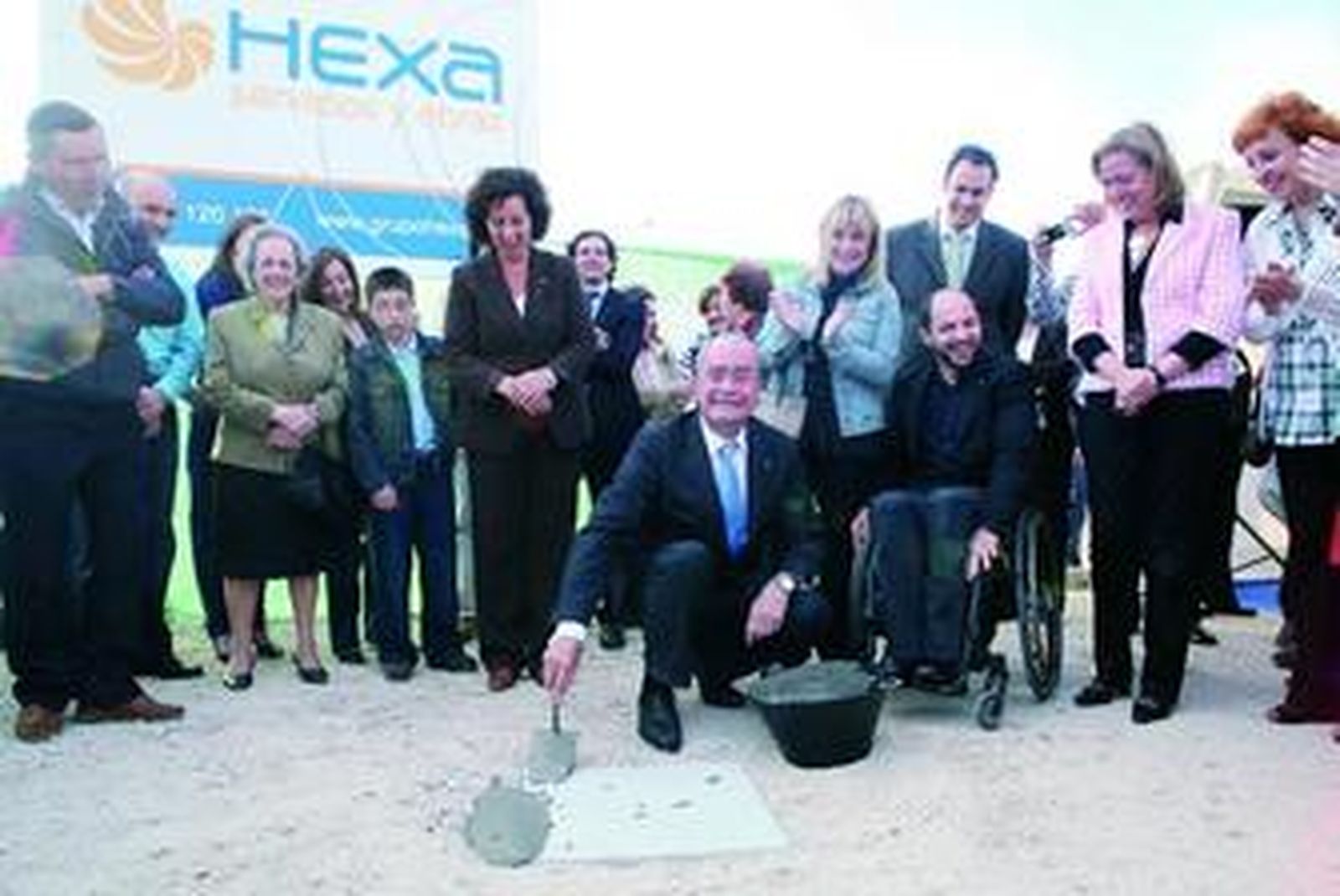 De la Torre coloca la primera piedra del Centro Cirhma.