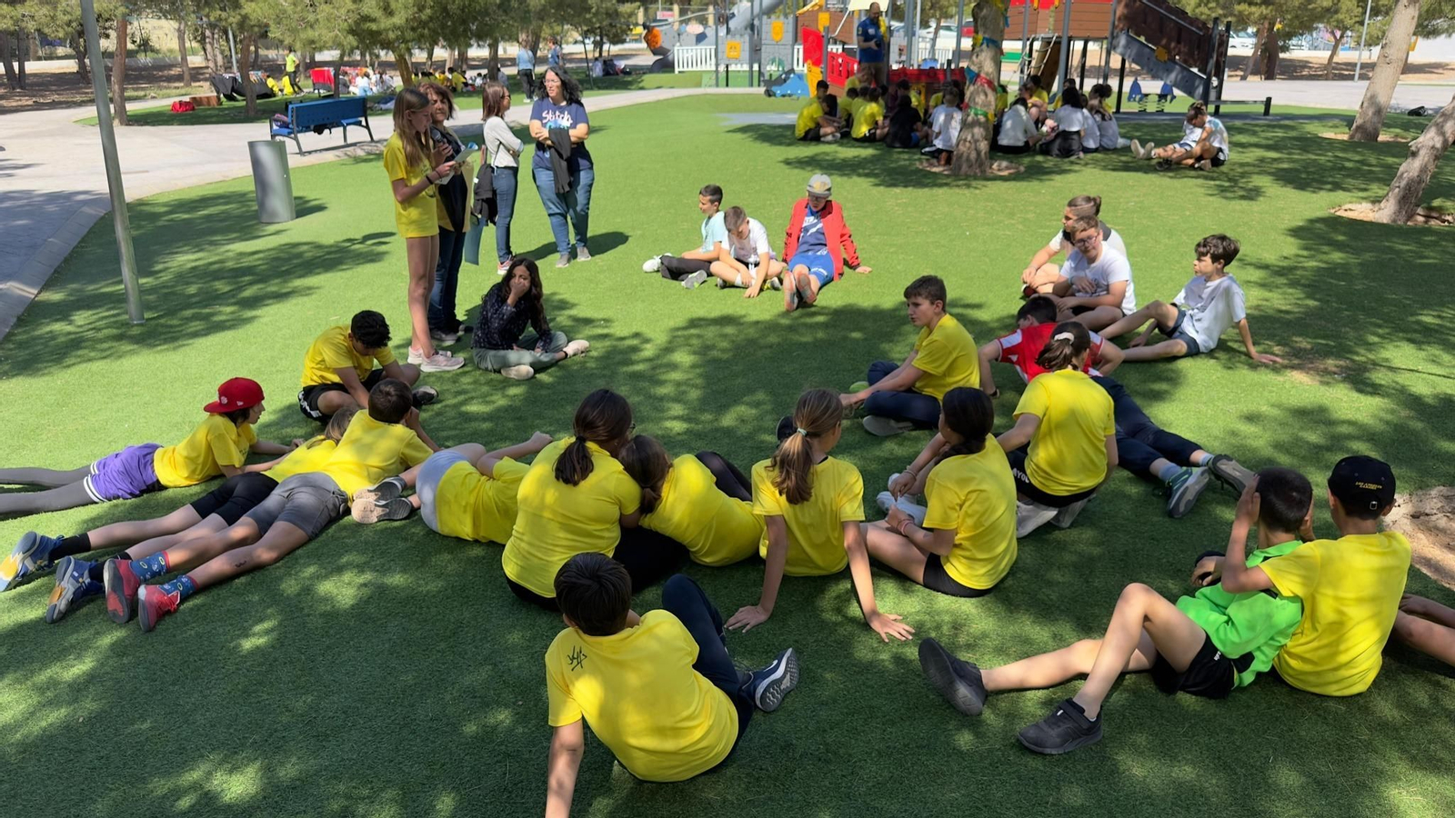 Los alumnos trabajan con los diferentes libros.