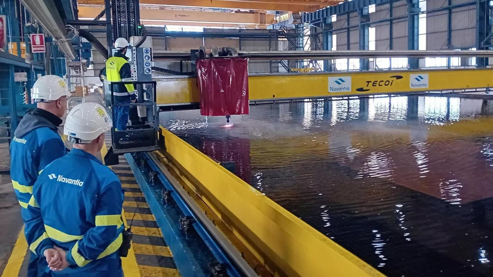 Momento del primer corte de chapa para el BAM-IS que Navantia construye para la Armada en Puerto Real.