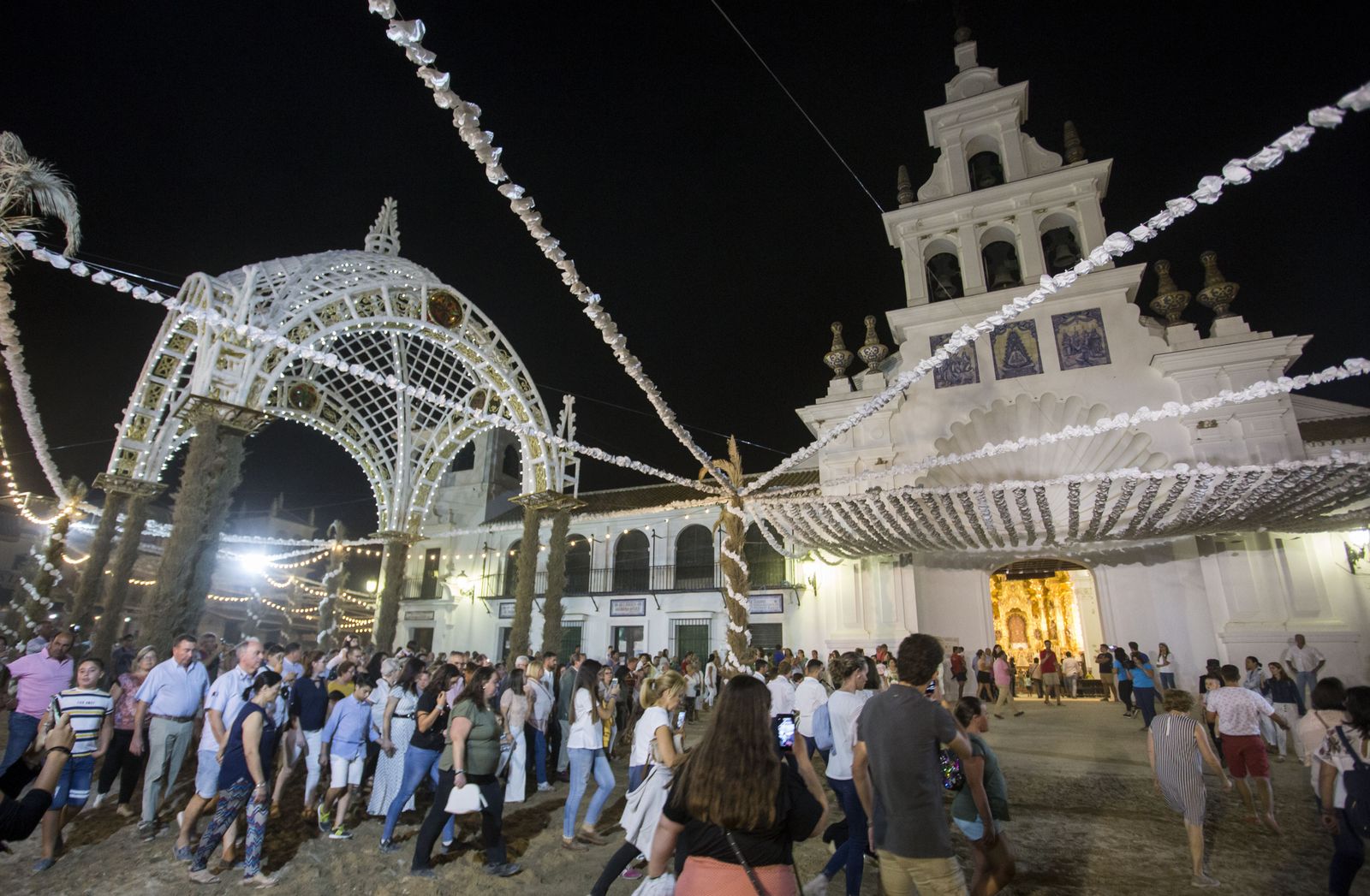 El Rocío ya luce encendido el camino por el que procesionará la Virgen.