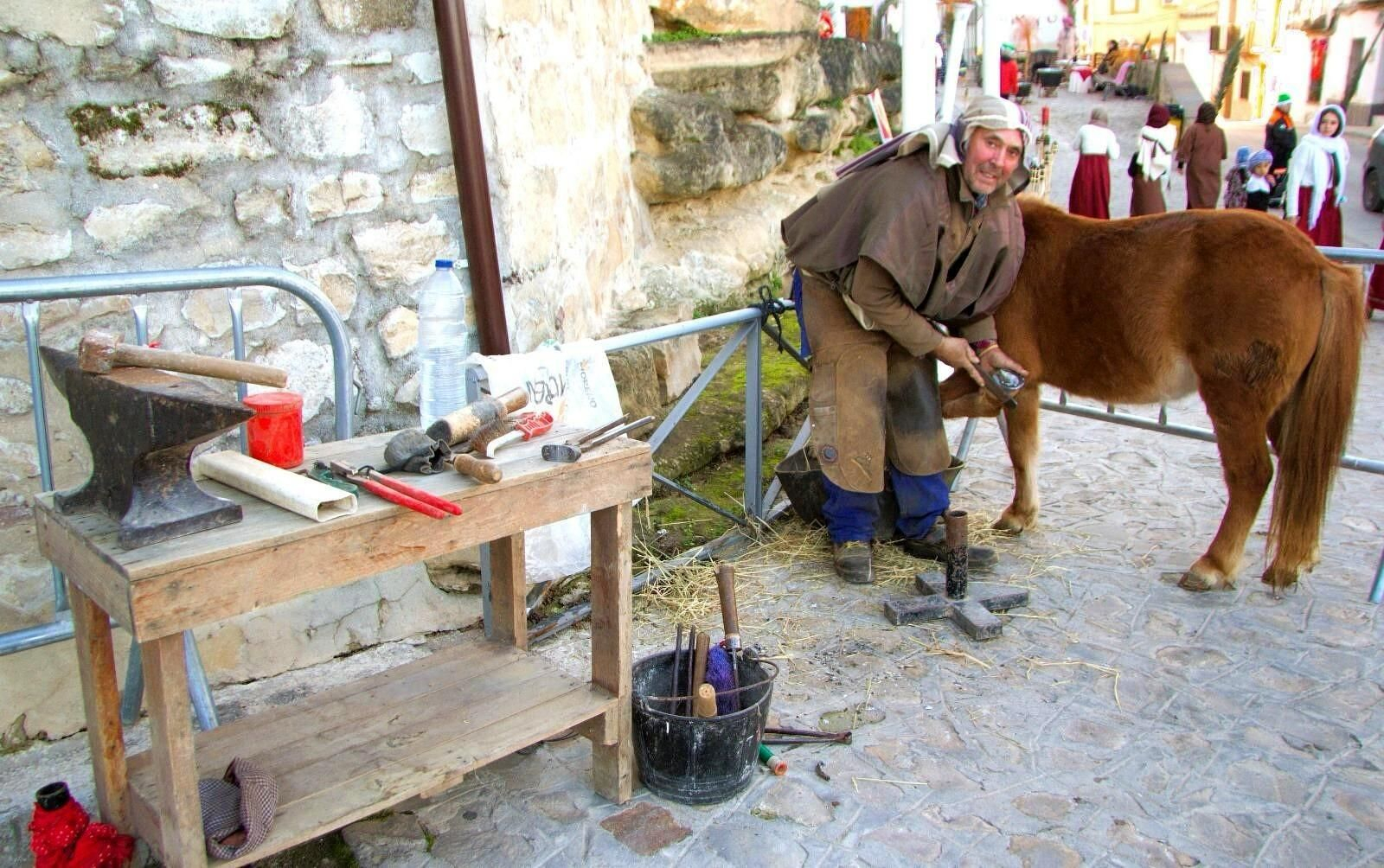 El belén viviente ha contado con algunos animales reales, como el que da vida a esta herrería.