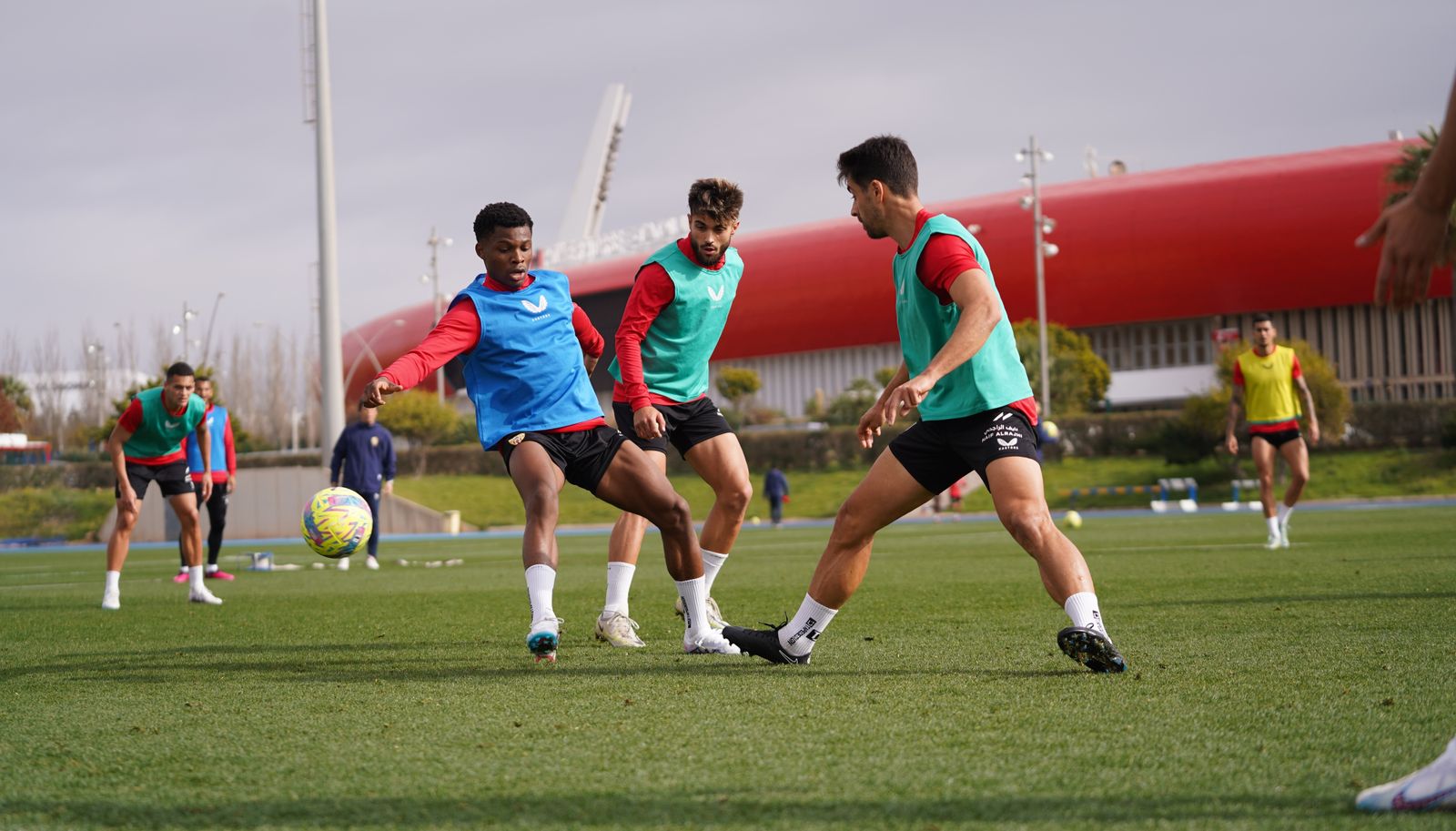 Puigmal, De la Hoz y Ramazani disputan un balón en el entrenamiento de este martes