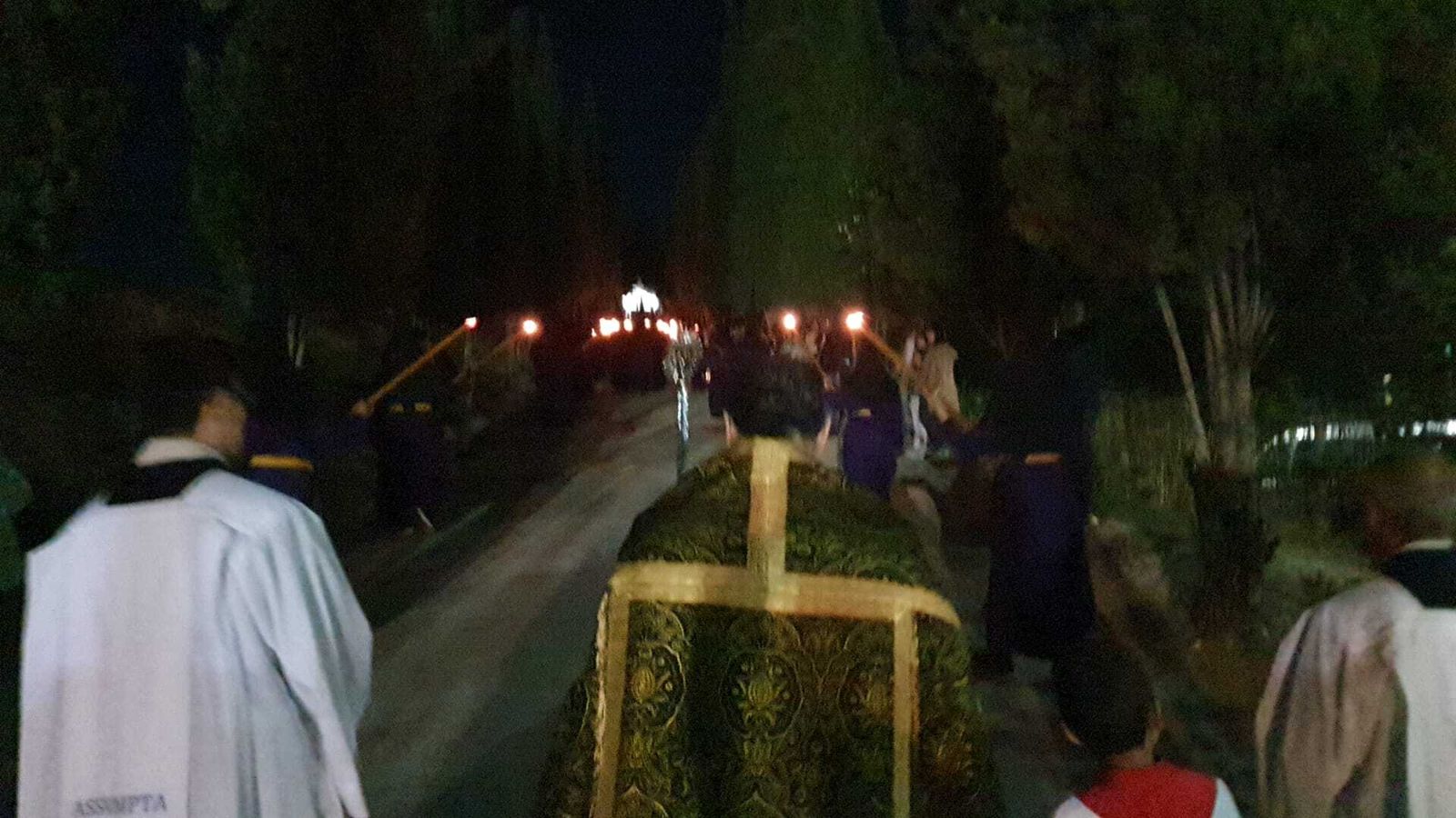 Miércoles Santo en Castro del Río: La visita del Cristo de la Buena Muerte al cementerio, en fotografías