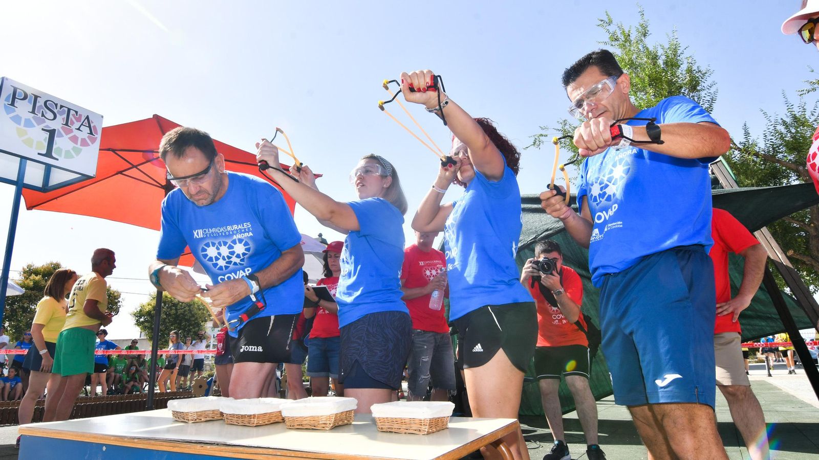 Un equipo de 'tiraores', en plena acción.