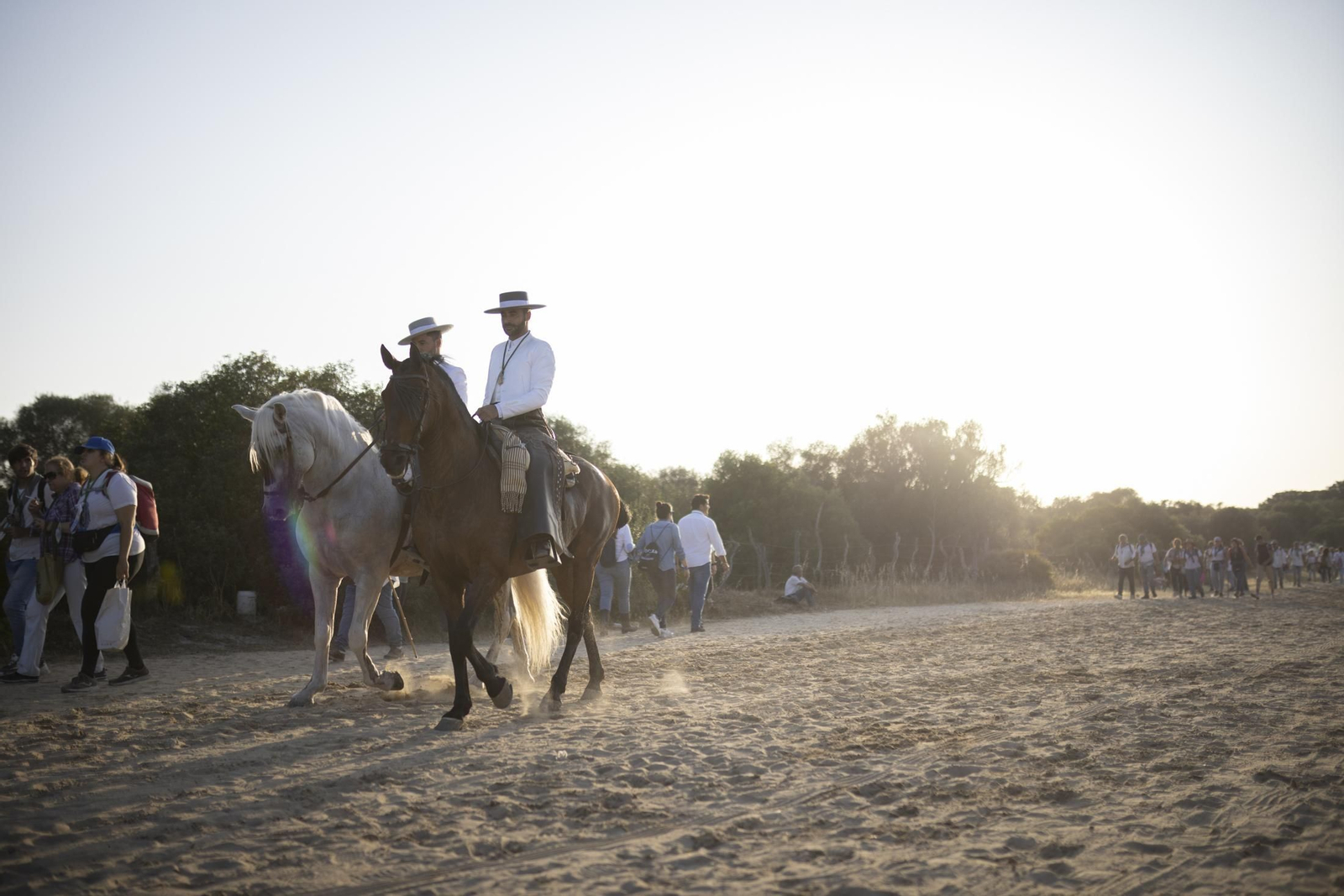 El Rocío 2023: Imágenes de la entrada de la Hermandad de Huelva en El Rocío