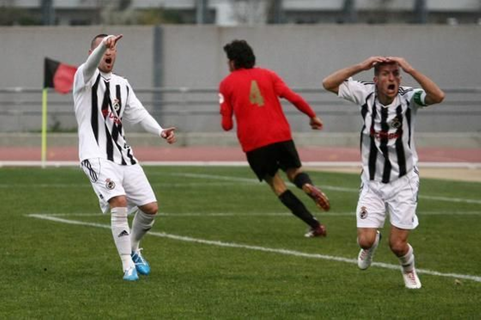 La Balona gana en Ayamonte y se pone líder provisional a la espera de lo que haga el Pozoblanco./Fotos:Alberto Domínguez

Foto: Alberto Dominguez