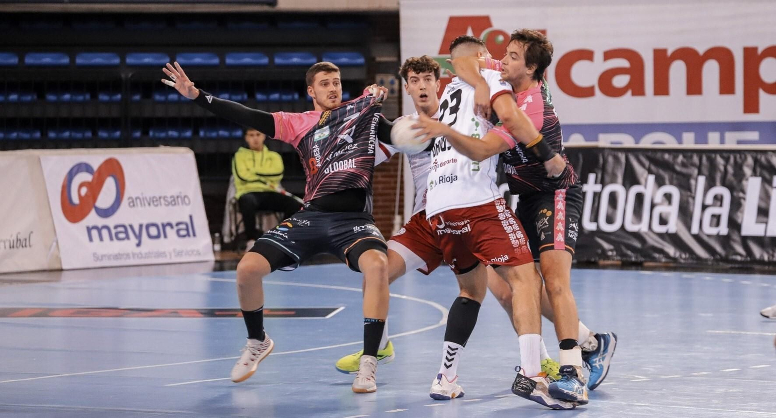 Luisfe Reina (Ángel Ximénez) es frenado por la defensa del Logroño La Rioja.