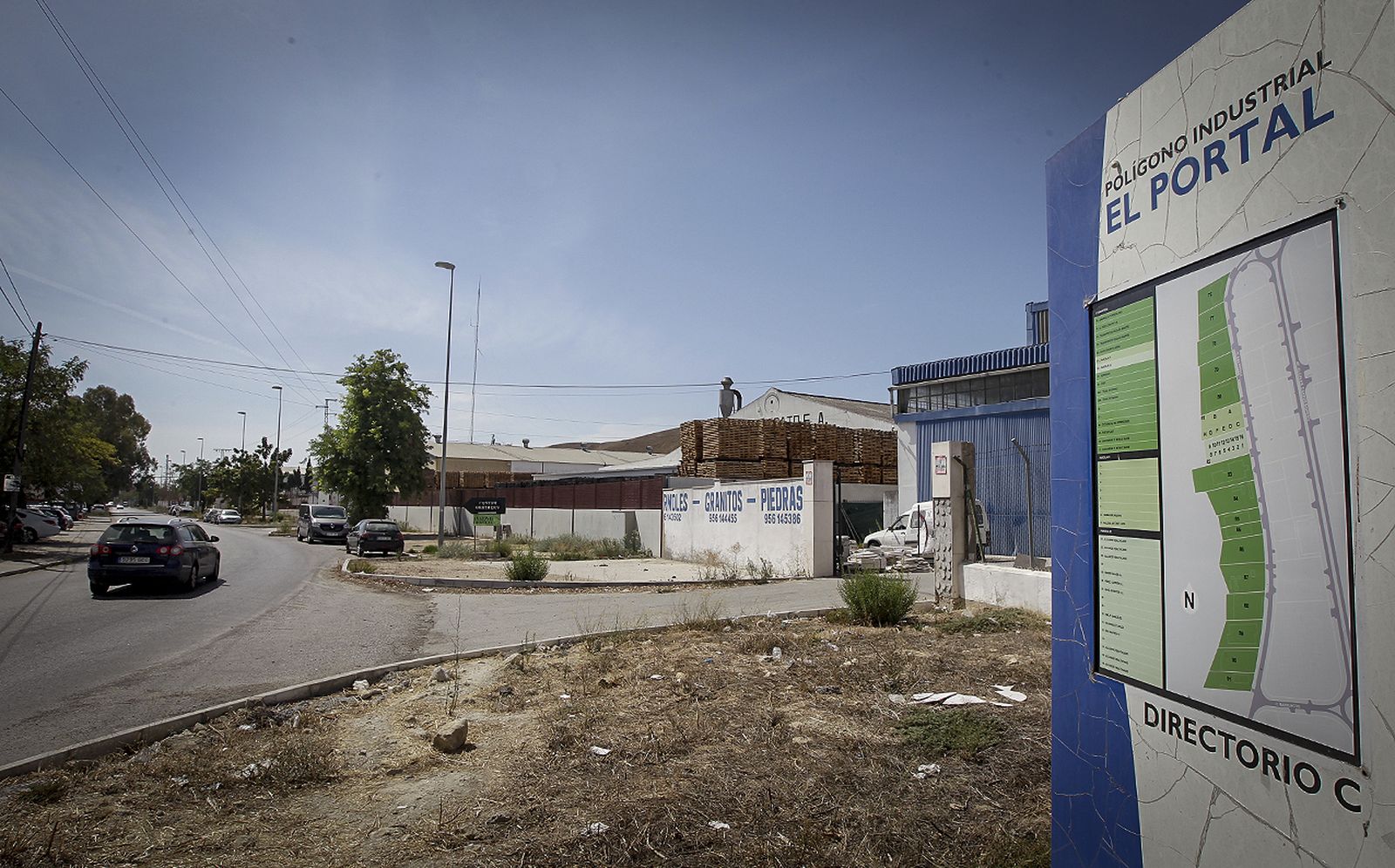 Estado que presenta actualmente una de las calles del polígono industrial de El Portal.