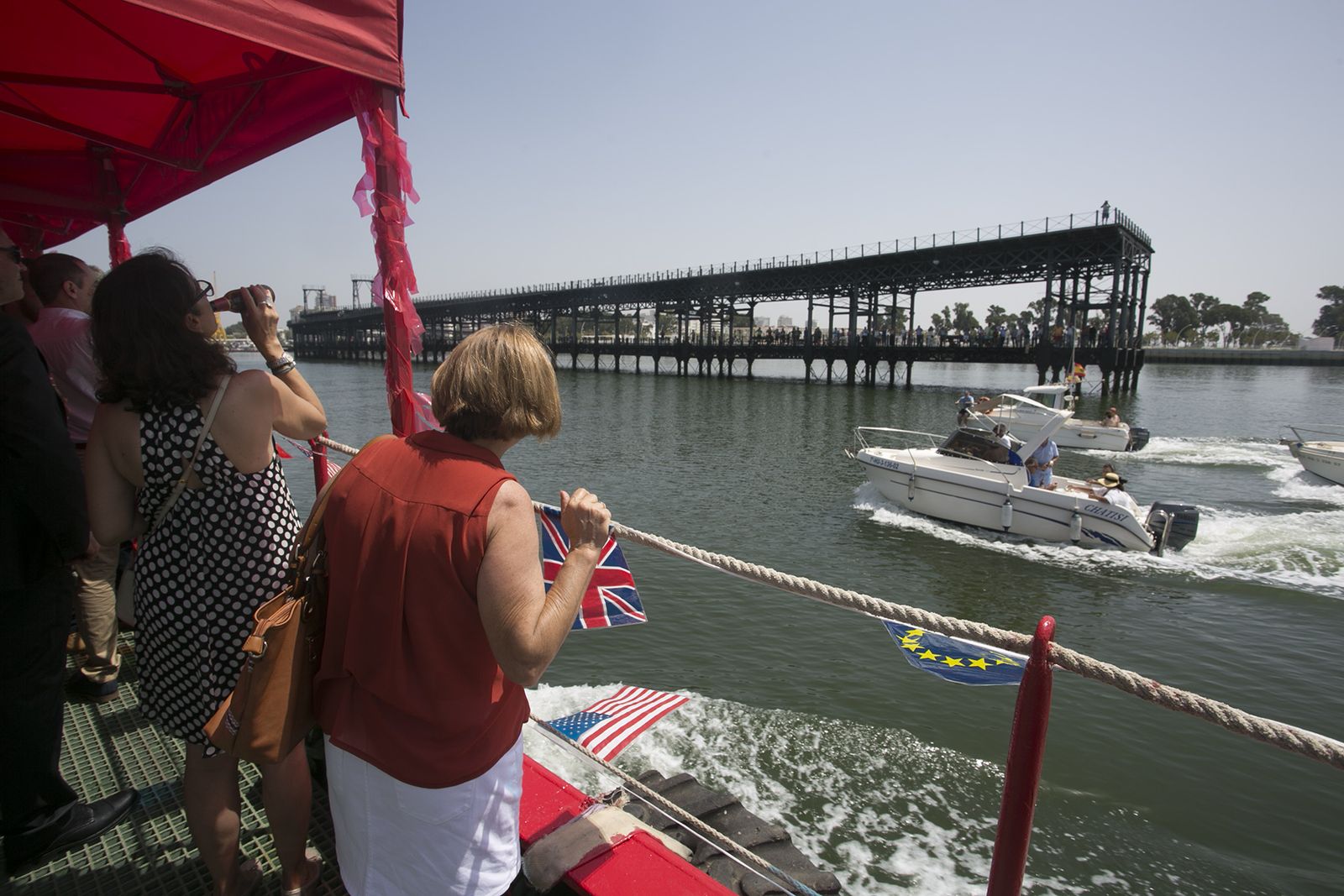 Numerosos onubenses vieron pasar desde el Muelle del Tinto la procesión de la Virgen del Carmen organizada por la Armada.