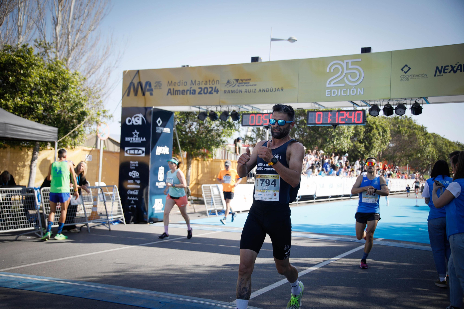 Imágenes de la llegada de la Media maratón Ciudad de Almería