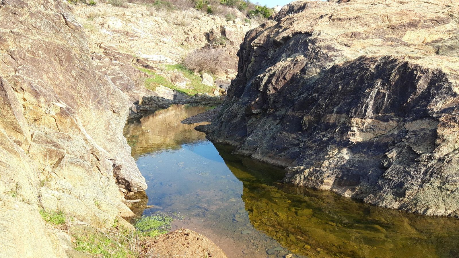 Hay que cruzar el arroyo Tamujoso para alcanzar el mirador, nuestro próximo objetivo.