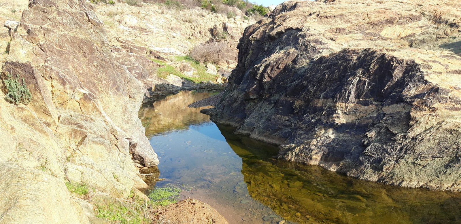 Hay que cruzar un arroyo para alcanzar el mirador, nuestro próximo objetivo.