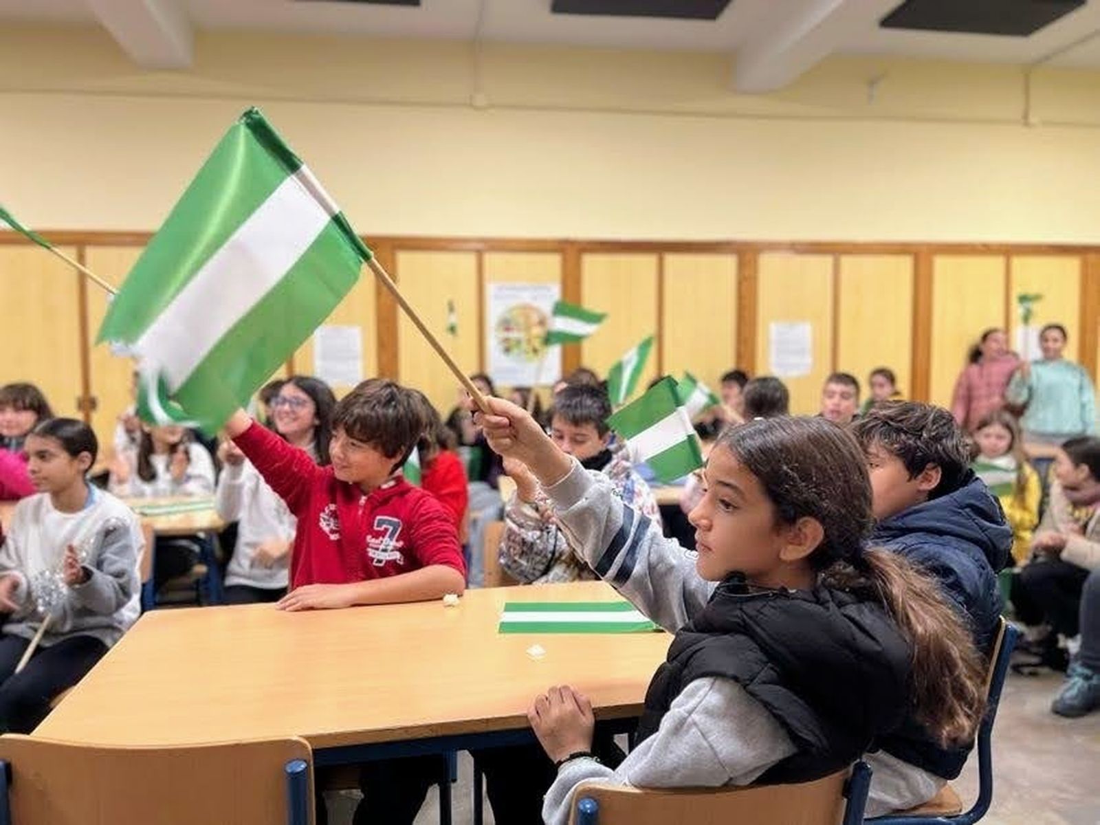 Alumnos del colegio Santos Mártires, con banderas de Andalucía.