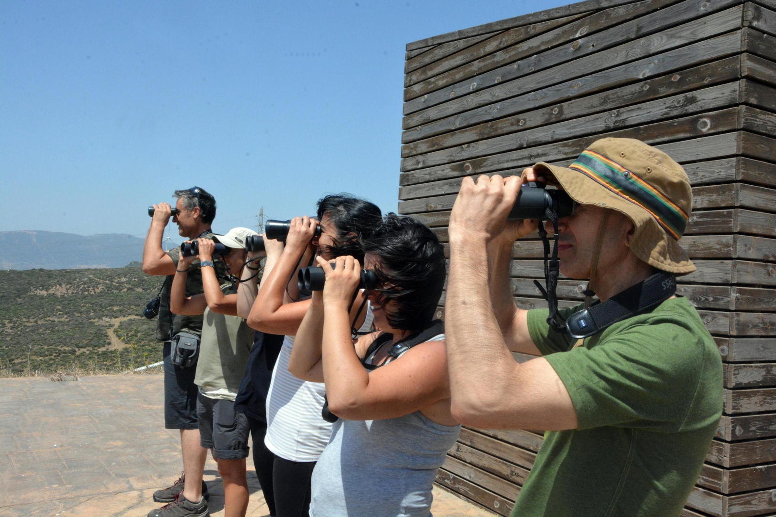 Un grupo de aficionados a la ornitología observa el paso de las aves desde el Mirador del Estrecho, en Cazalla.