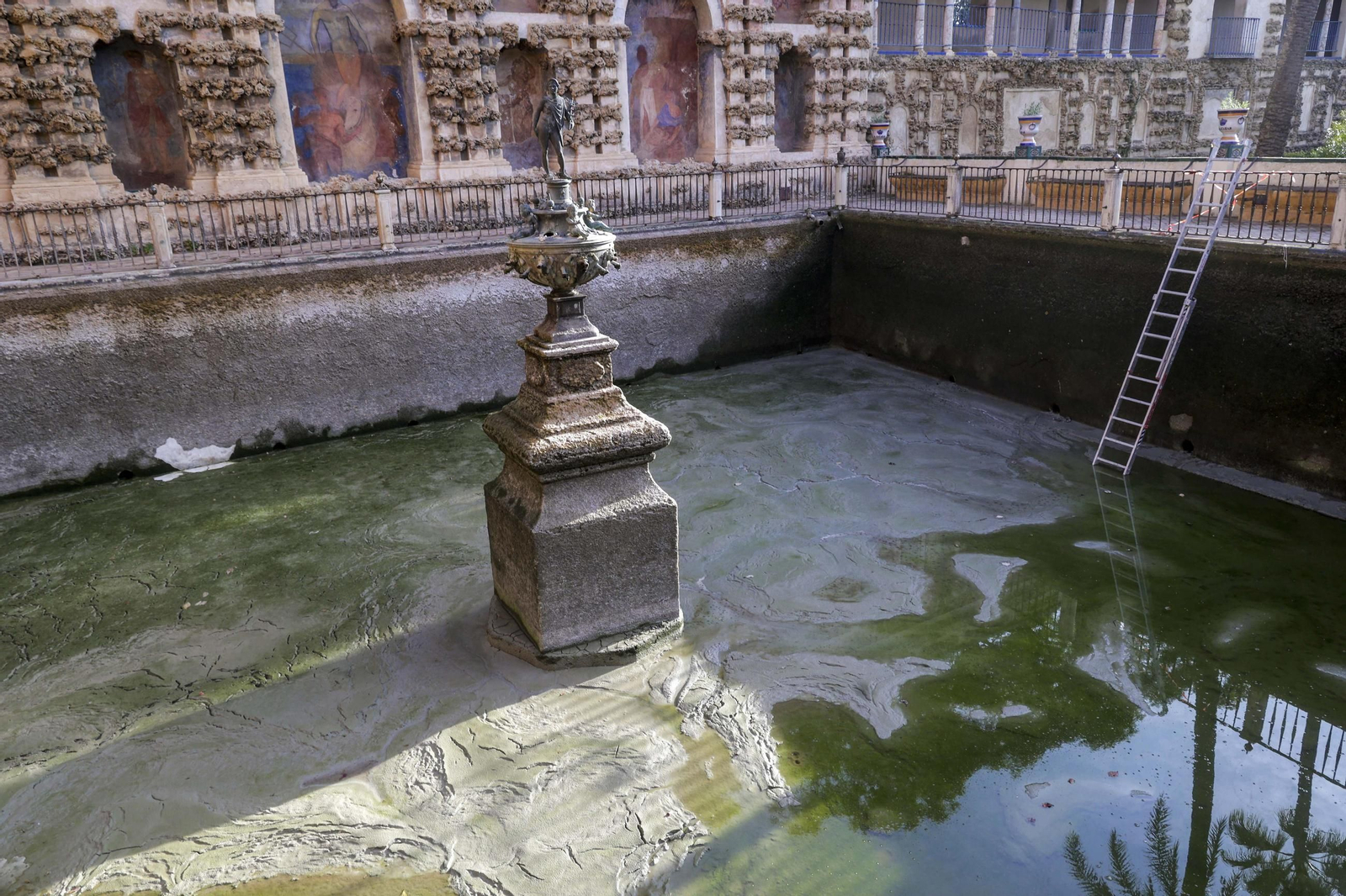 El grupo escultórico del estanque de Mercurio cuando comenzó su restauración.