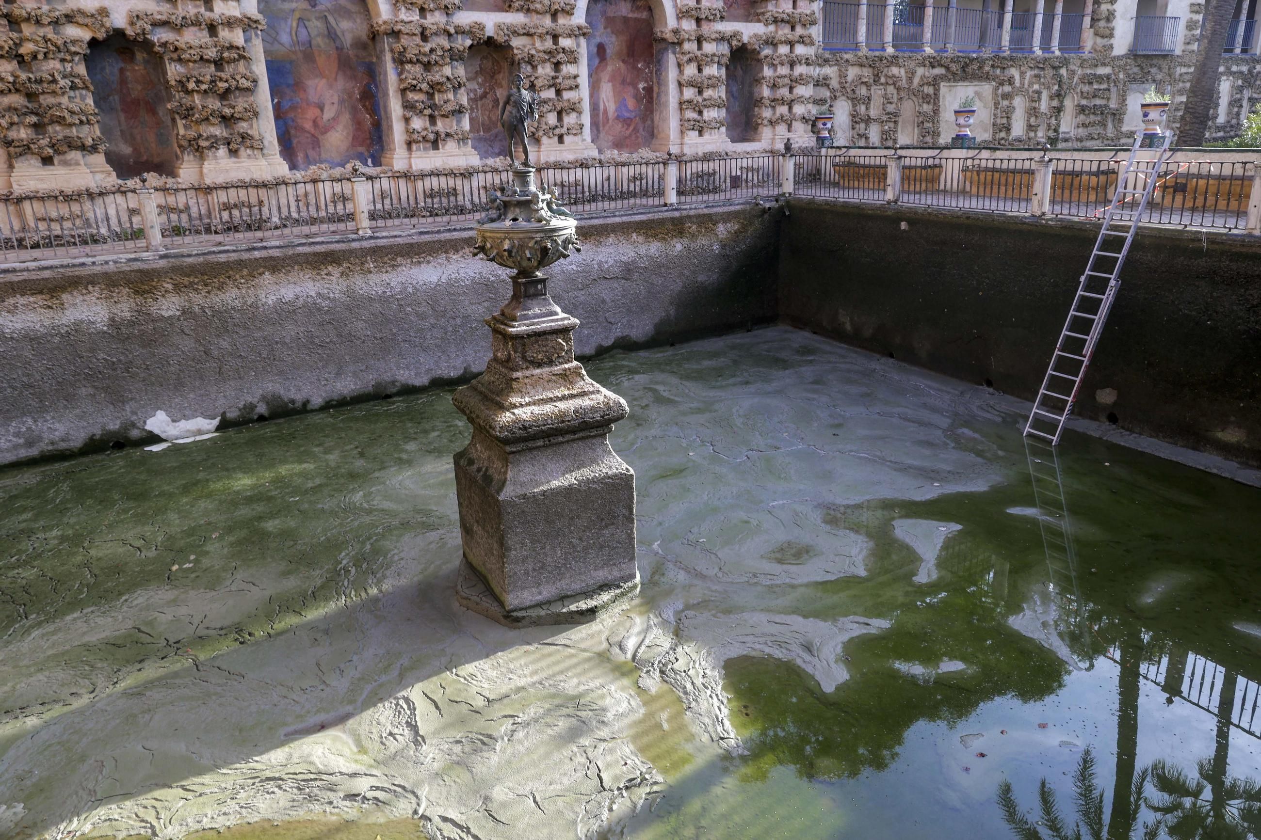 El Real Alcázar de Sevilla pone en marcha la restauración del conjunto escultórico renacentista del Estanque de Mercurio