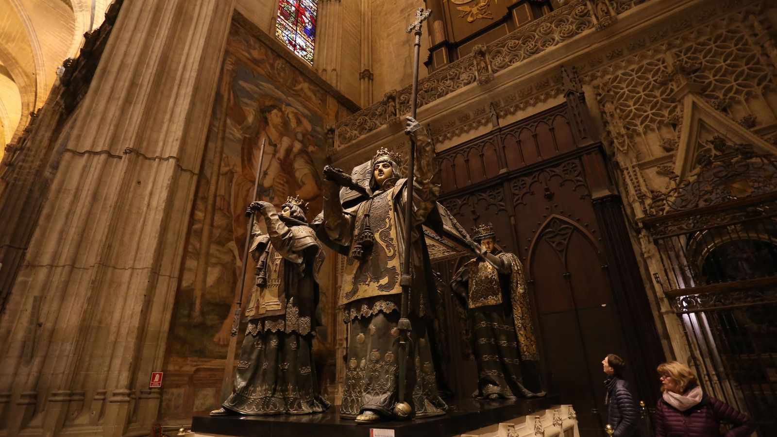 Turistas contemplan el mausoleo de Cristóbal Colón.