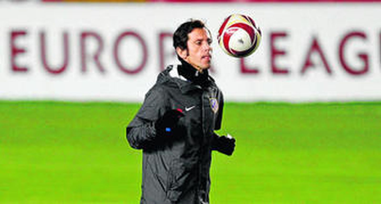 Quique Flores pelotea sobre el césped del Ali Sami Yen de Estambul, estadio del Galatasaray.