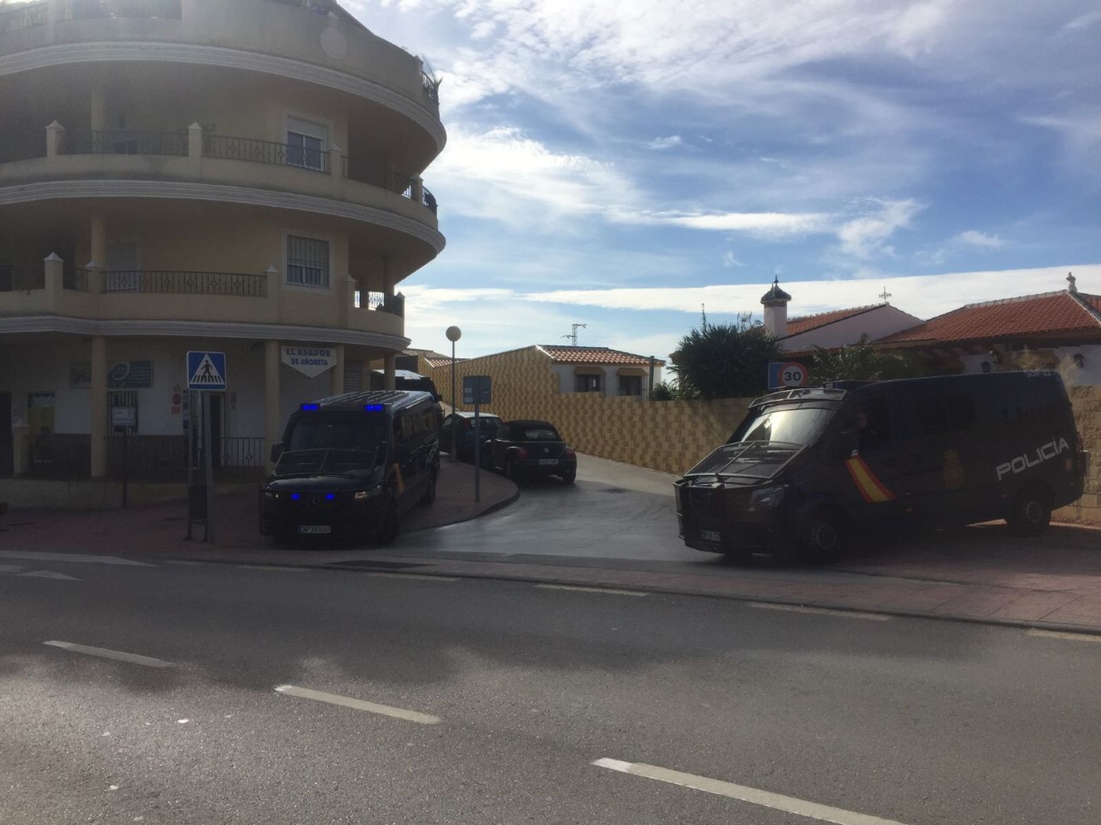 Despliegue policial en Rincón de la Victoria en un operativo contra el narcotráfico.