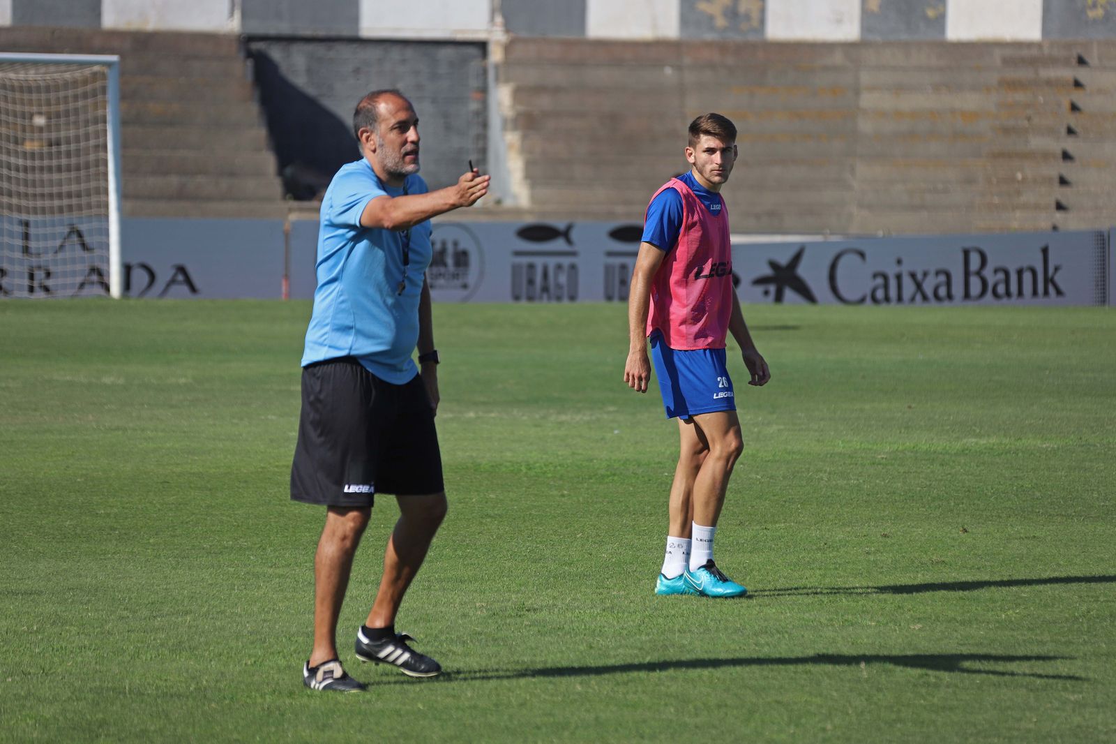 Romerito da instrucciones durante un entrenamiento