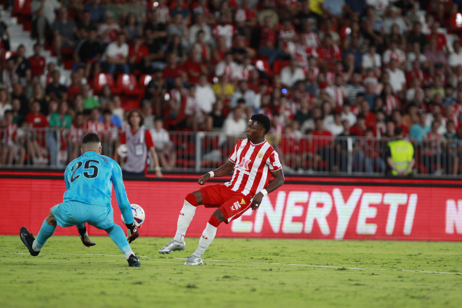 Imágenes del partido de La Liga Ea Sports U.D. Almería-Valencia C.F.