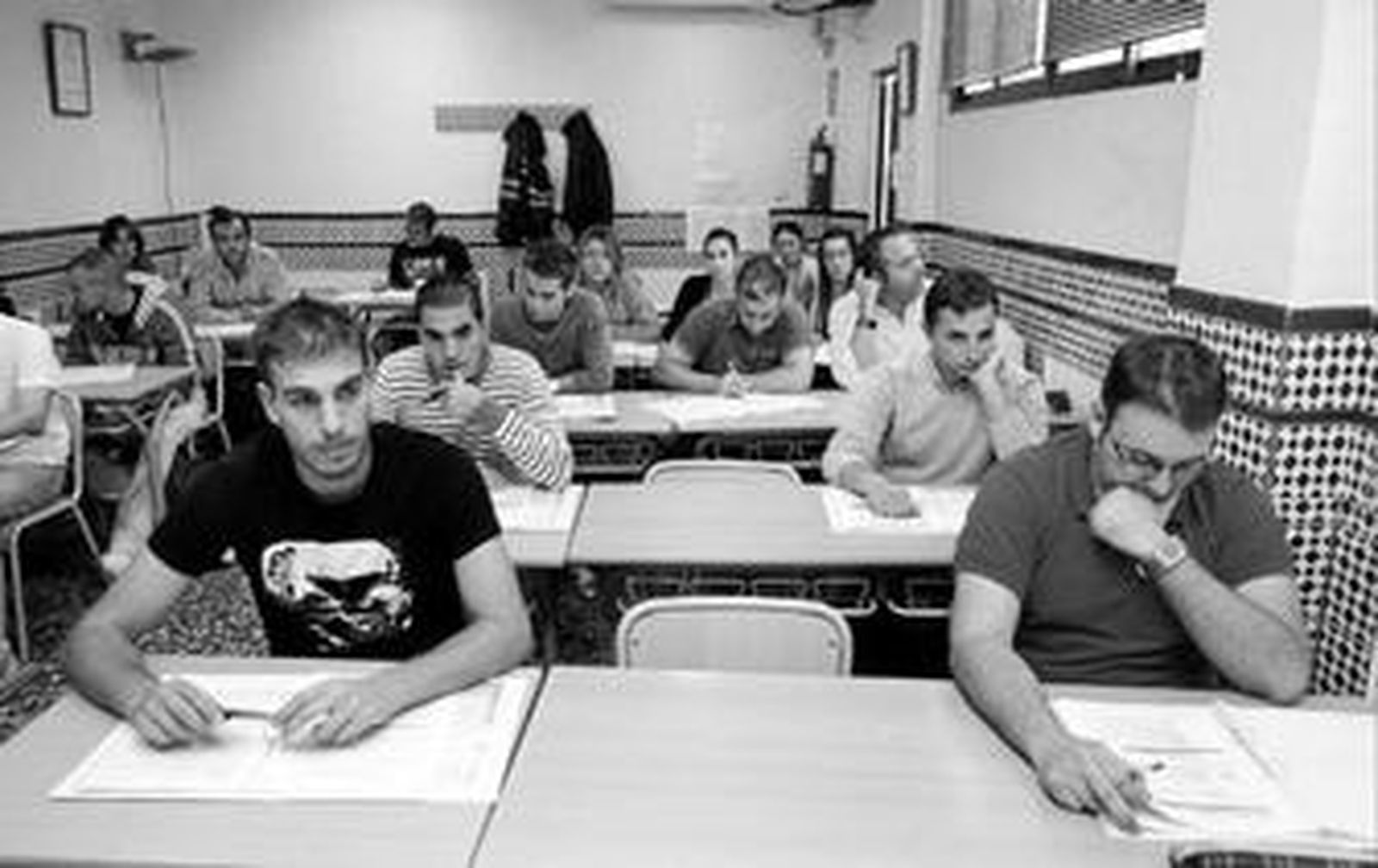 Un grupo de opositores para el cuerpo de prisiones, en una de las aulas del Grupo Alcántara.