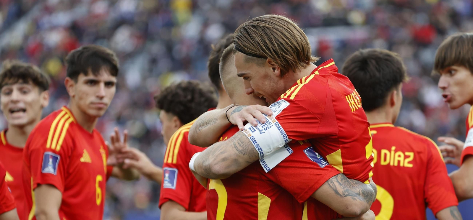 Íker Bravo abraza a Pablo García tras el gol de España a Brasil.