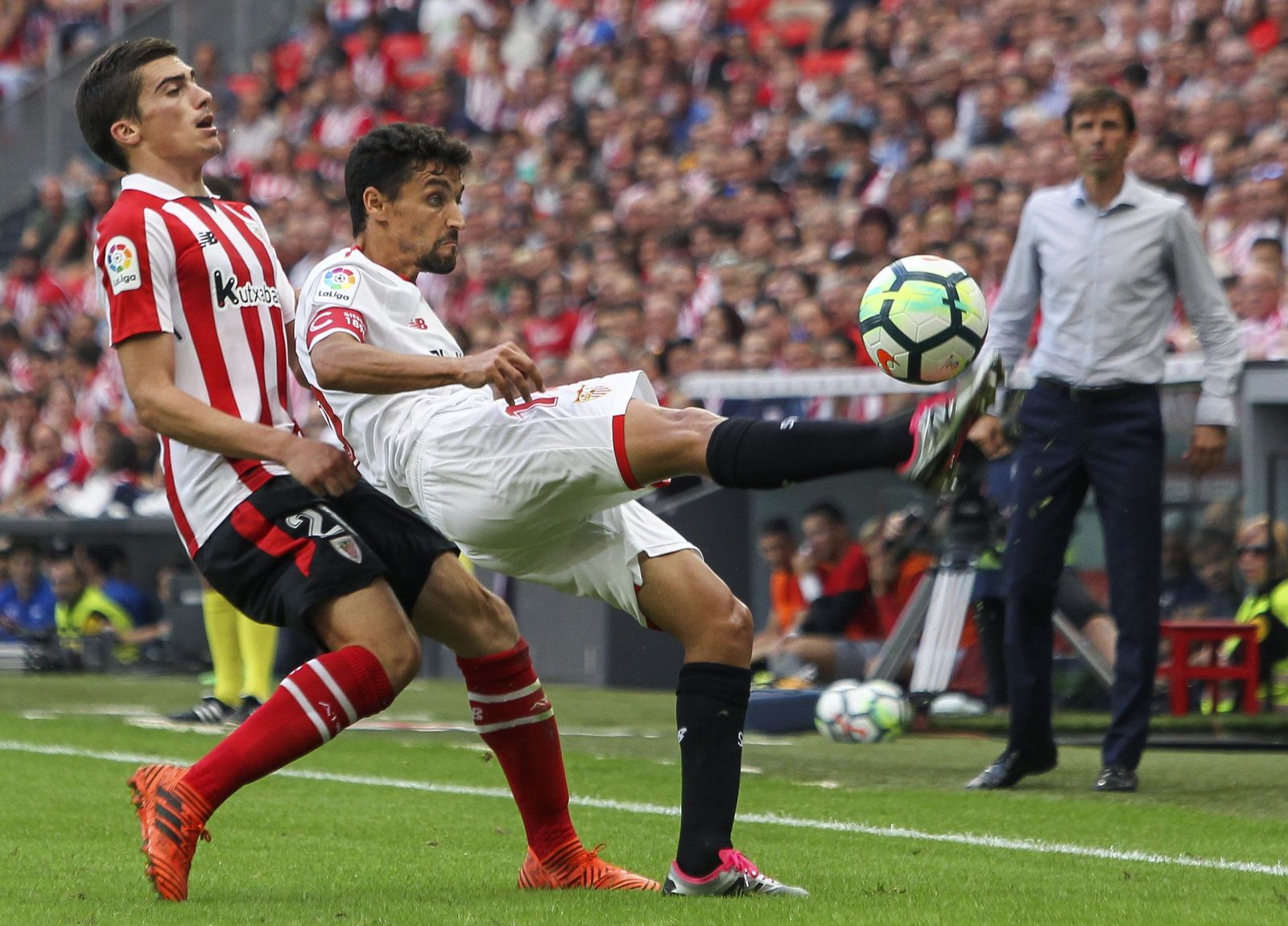 Vesga, autor del único tanto del partido, presiona al sevillista Jesús Navas durante el partido de ayer disputado en San Mamés.
