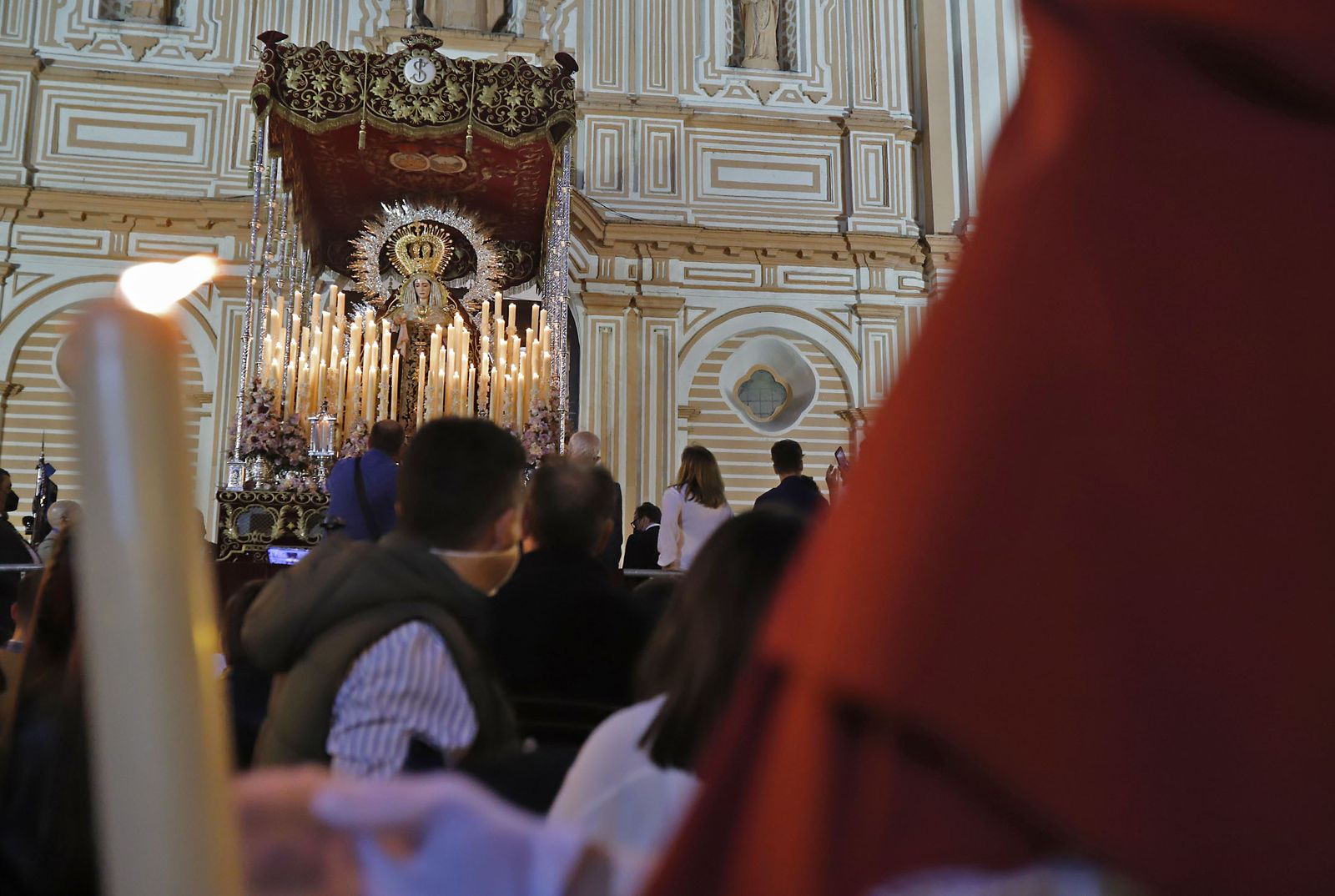 La Hermandad de Los Judíos en su recorrido por las calles de Huelva en el Jueves Santo