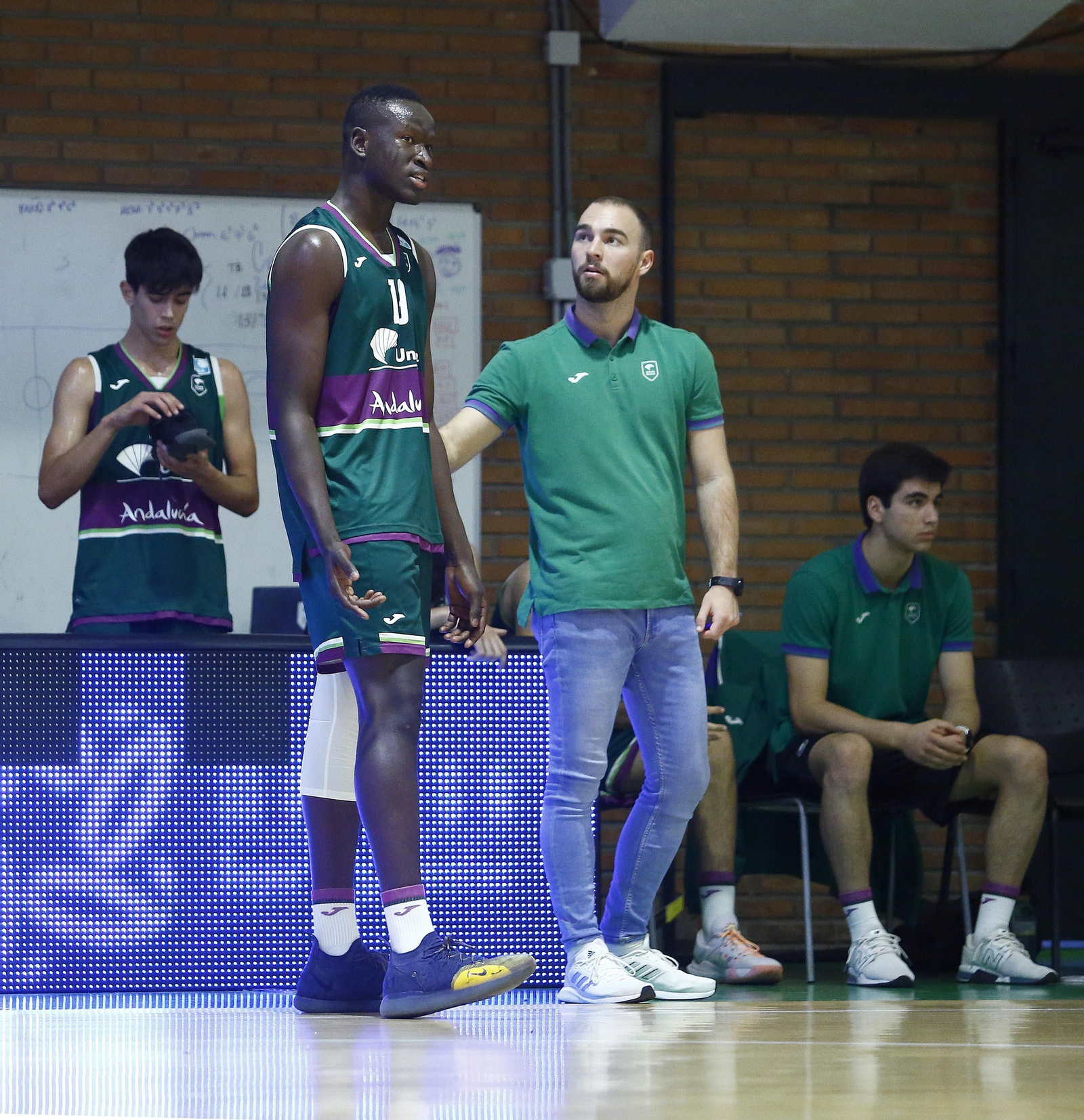 El Unicaja de Liga EBA vence el derbi ante el Colegio El Pinar