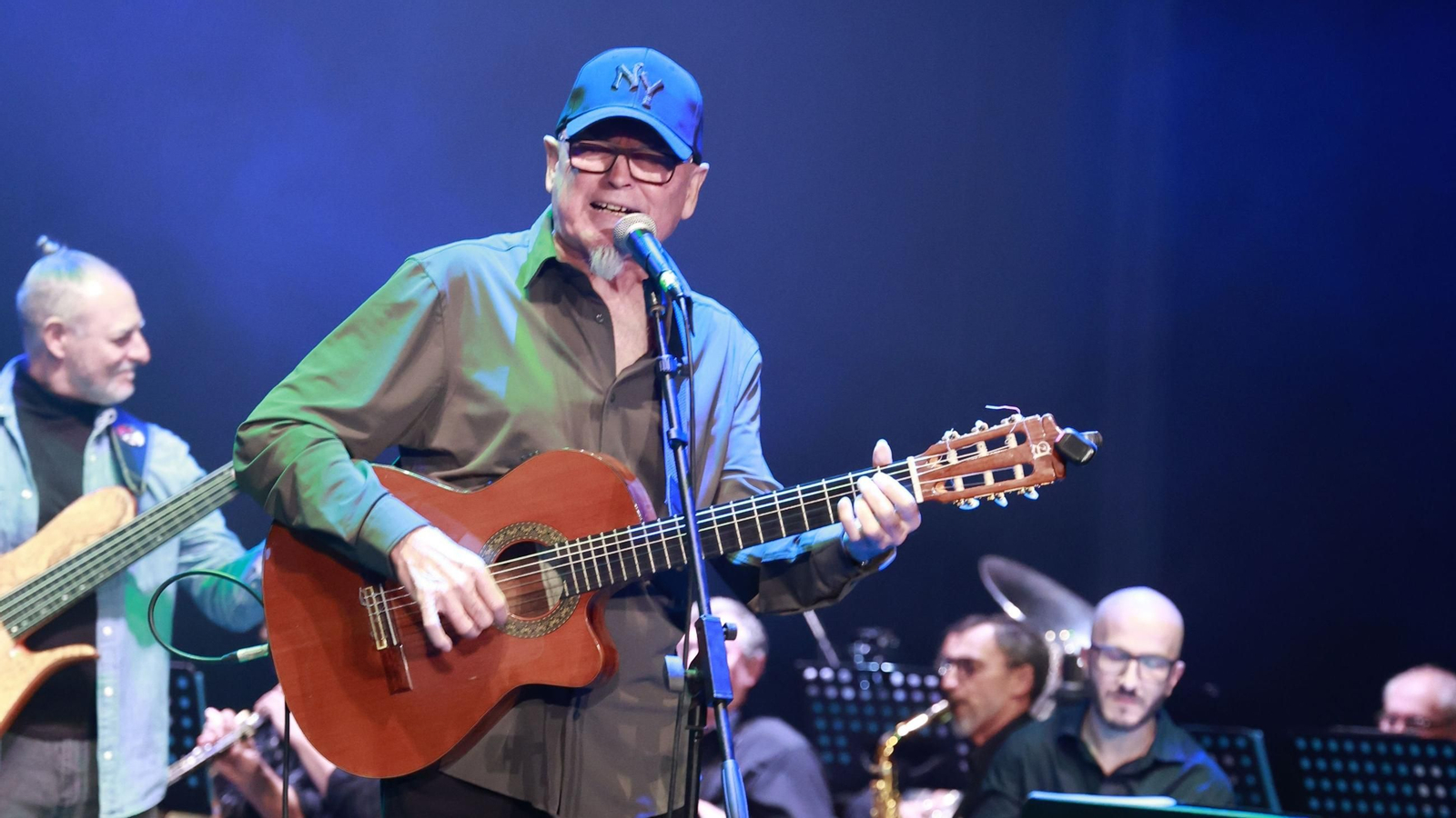 Pepe Roca durante su concierto de despedida en el Auditorio de la Casa Colón de Huelva.