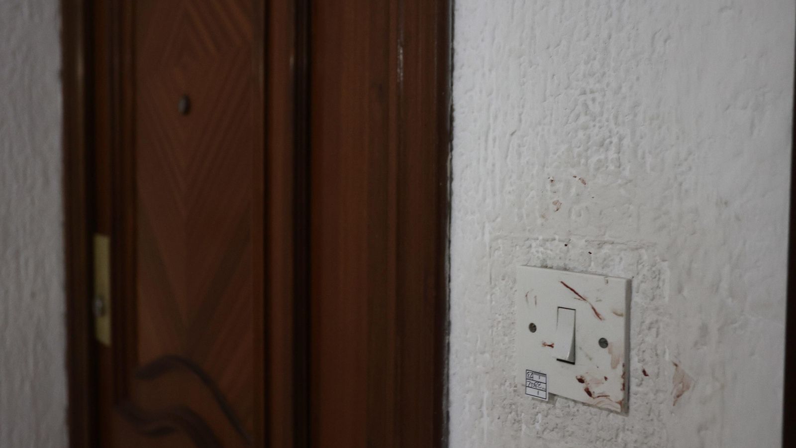 Restos de sangre en el timbre del piso donde se ha cometido el nuevo asesinato machista en Sevilla.