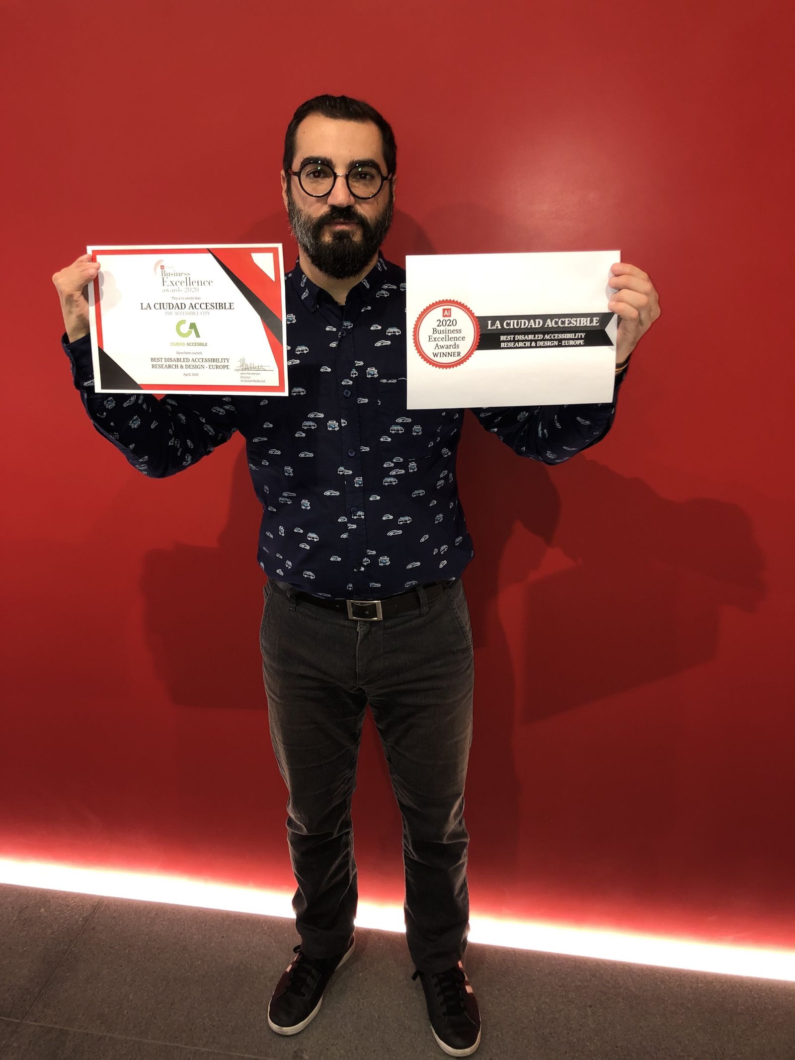 Antonio Tejada, con el galardón.