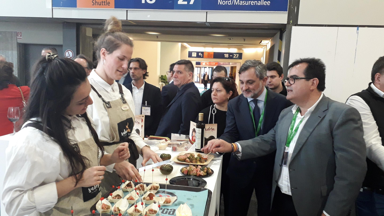 Ángel Escobar y Antonio Jesús Rodríguez, con productos de 'Sabores Almería'