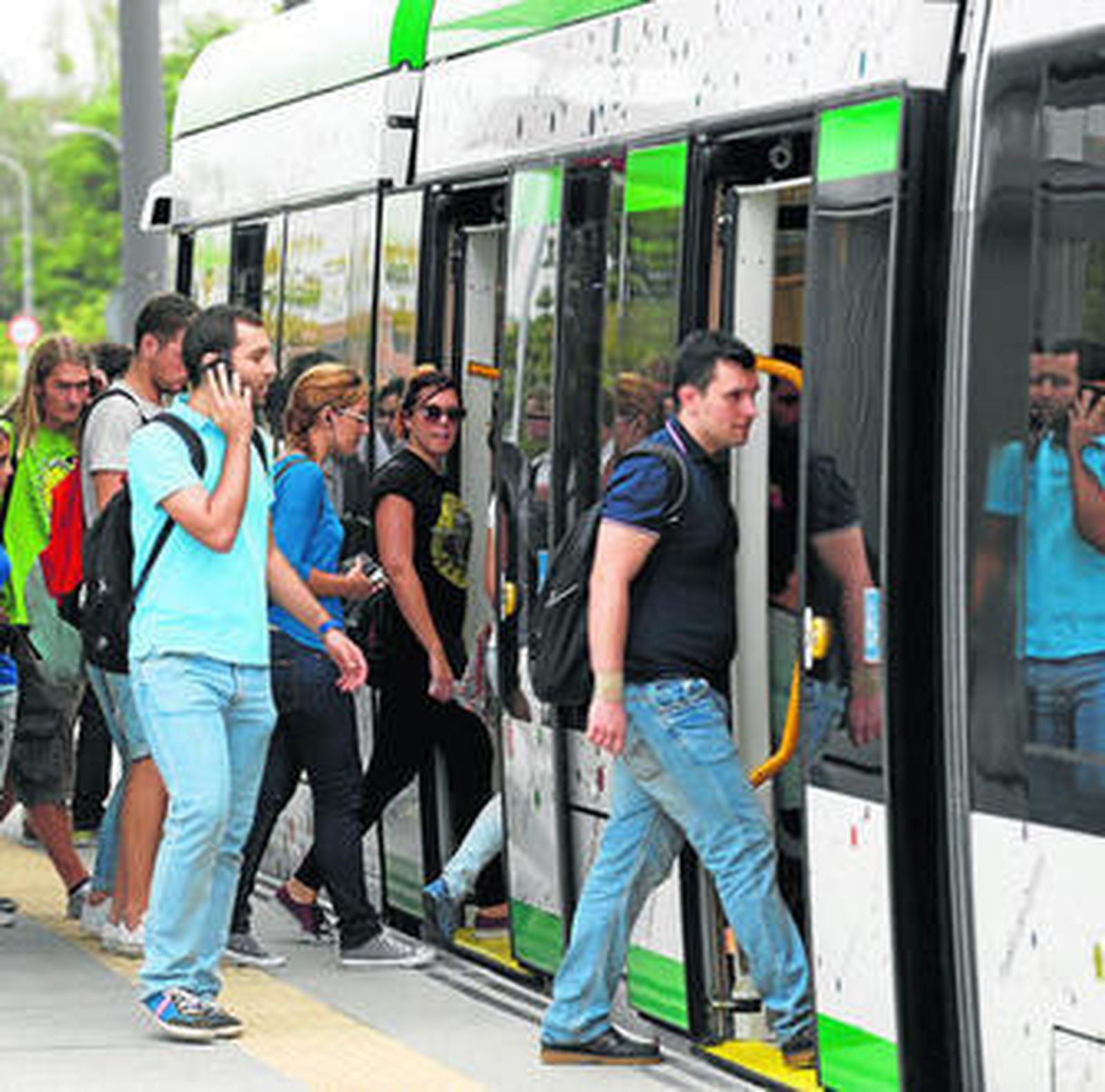 Viajeros del Metro suben en una de las paradas en superficie.