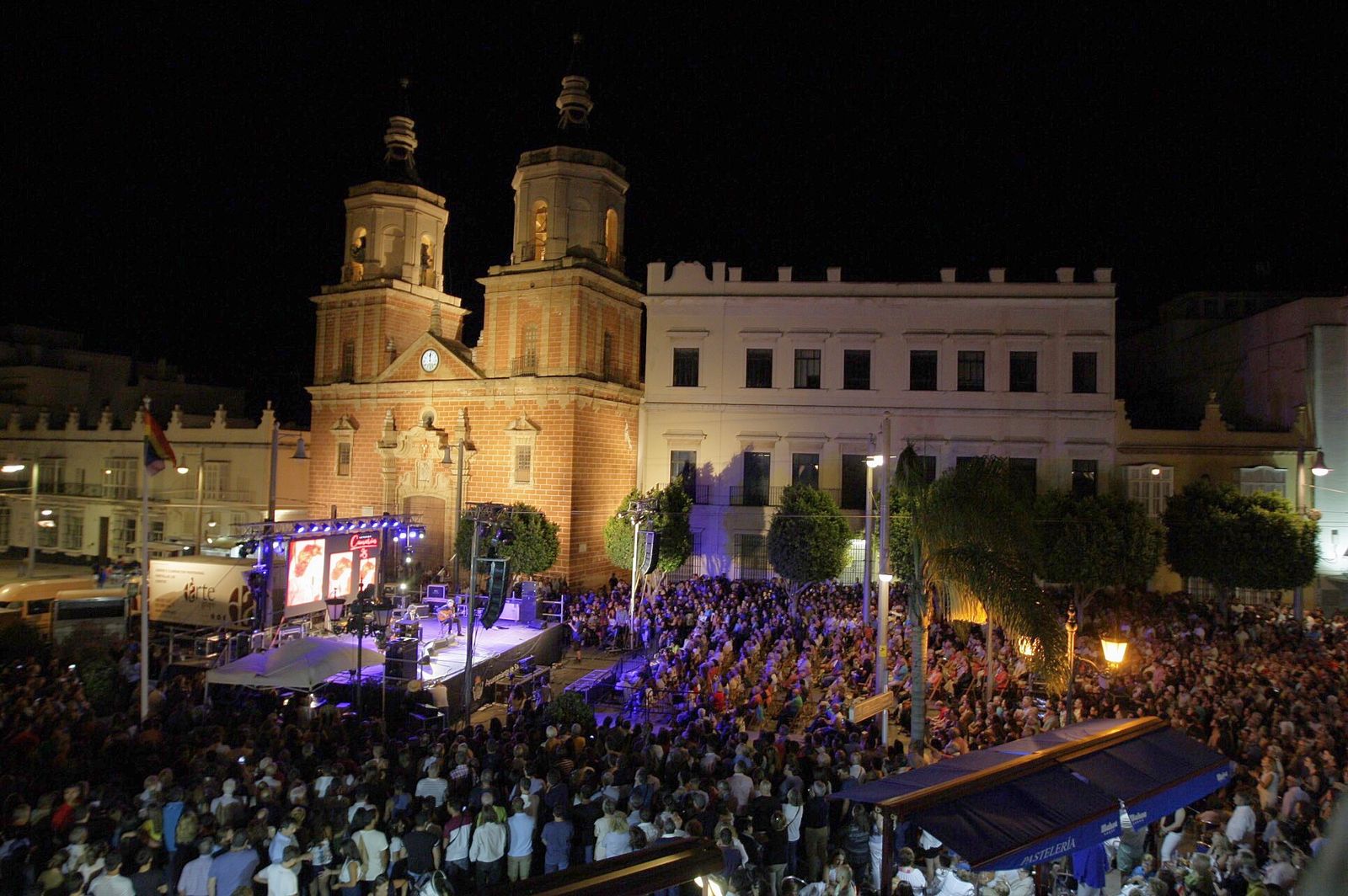 Aspecto que presentaba la plaza de la Iglesia durante el concierto del domingo