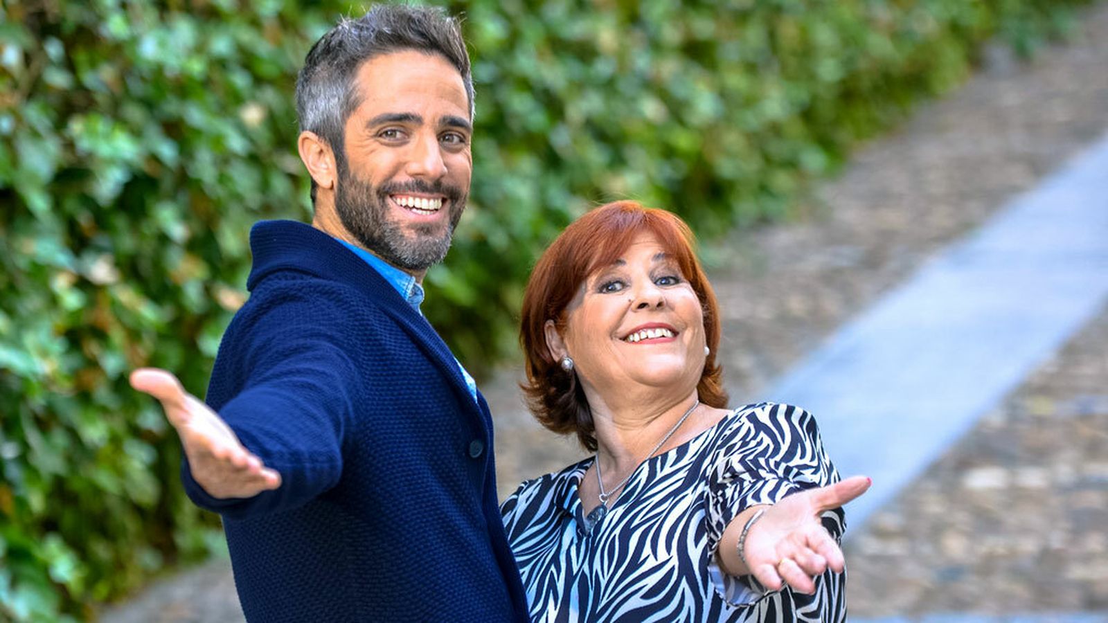 Roberto Leal con su madre, Mercedes Guillén